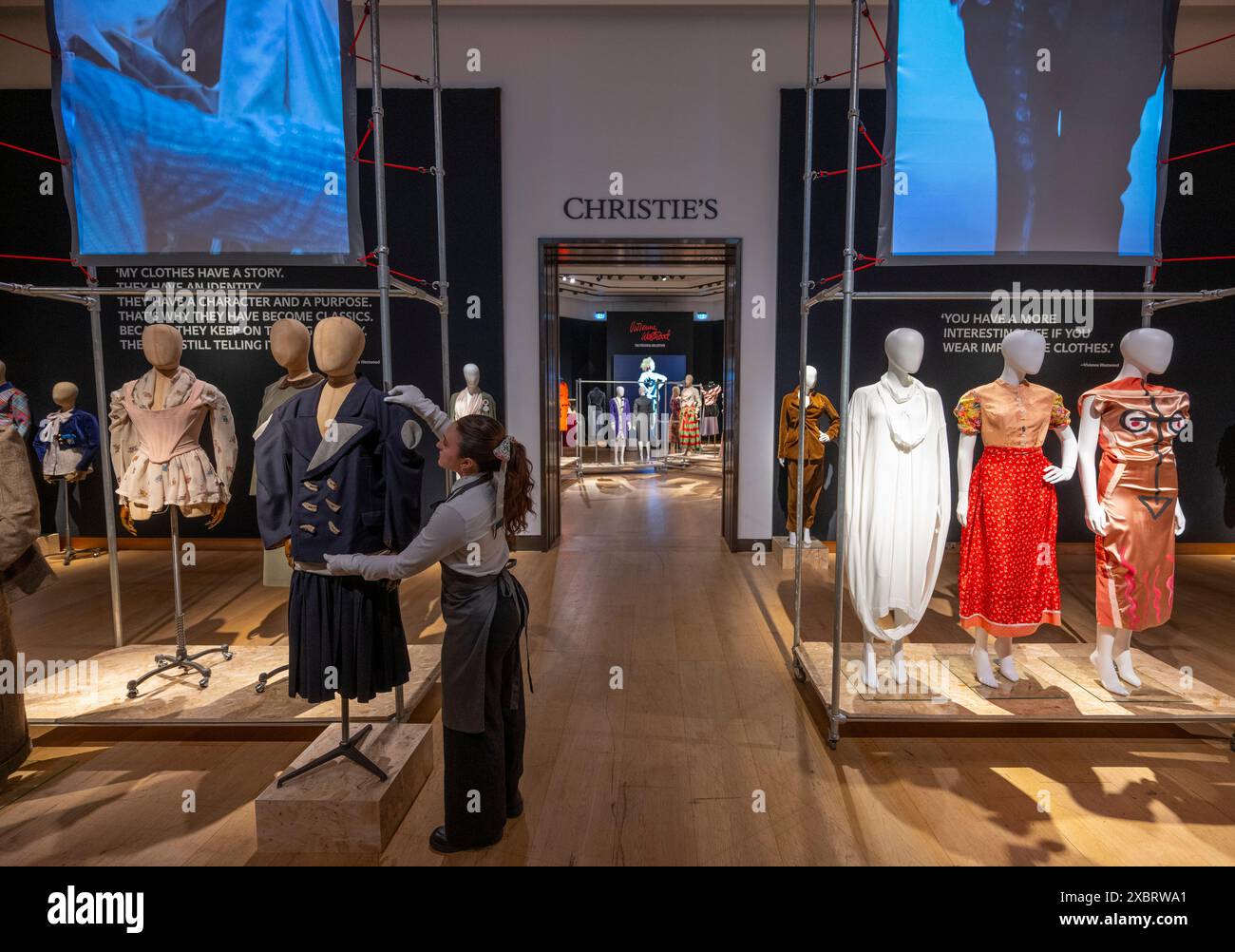 Christie's, Londra, Regno Unito. 13 giugno 2024. Anteprima stampa dei saldi Vivienne Westwood Collection, che si terrà il 14-28 giugno. La tenuta di Vivienne Westwood donerà il 100% del ricavato totale del martello ricevuto per la vendita del suo guardaroba personale, meno spese d'asta, da ripartire equamente tra tre enti di beneficenza. Immagine: WORLD'S END, "Witches" Collection, autunno-inverno 1983. Un set in serge blu navy a due pezzi, una giacca boxy a spalla quadrata con manici in corno di agnello; foderata in una coperta color crema; la gonna a pieghe con cintura allungata tubolare in Jersey color crema, con etichetta "World's End", Westwood & McLar Foto Stock