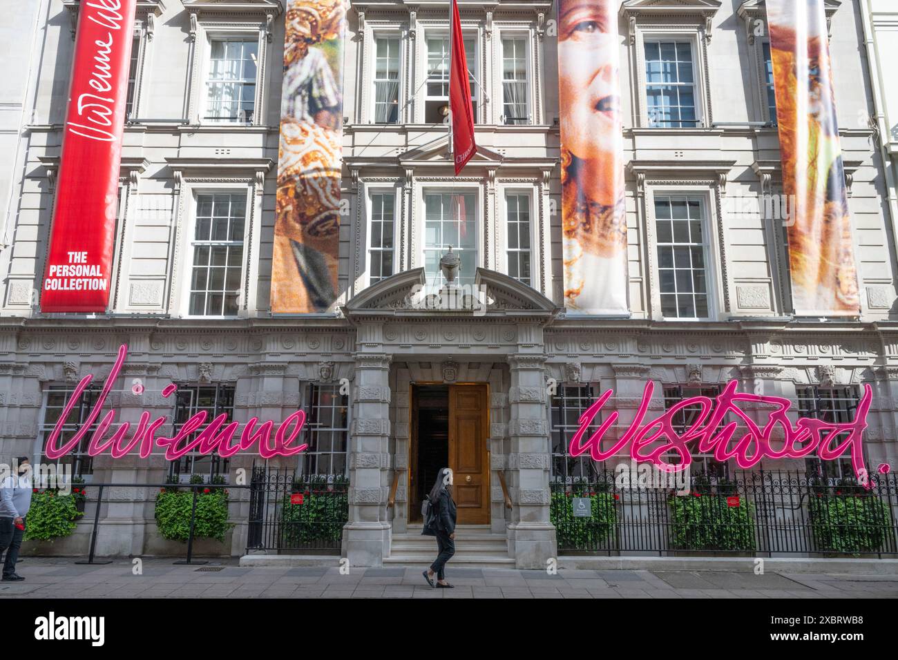 Christie's, Londra, Regno Unito. 13 giugno 2024. Anteprima stampa dei saldi Vivienne Westwood Collection, che si terrà il 14-28 giugno. La tenuta di Vivienne Westwood donerà il 100% del ricavato totale del martello ricevuto per la vendita del suo guardaroba personale, meno spese d'asta, da ripartire equamente tra tre enti di beneficenza. Immagine: Facciata della casa d'aste di Christie, decorata per la mostra. Crediti: Malcolm Park/Alamy Live News Foto Stock