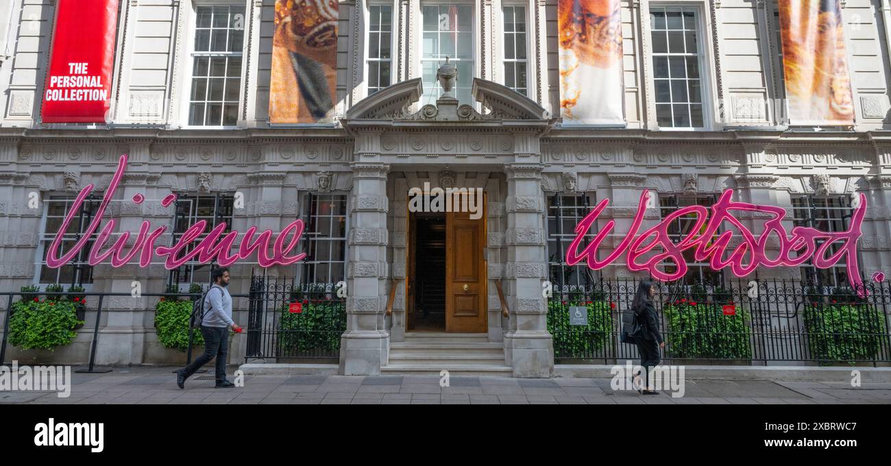 Christie's, Londra, Regno Unito. 13 giugno 2024. Anteprima stampa dei saldi Vivienne Westwood Collection, che si terrà il 14-28 giugno. La tenuta di Vivienne Westwood donerà il 100% del ricavato totale del martello ricevuto per la vendita del suo guardaroba personale, meno spese d'asta, da ripartire equamente tra tre enti di beneficenza. Immagine: Facciata della casa d'aste di Christie, decorata per la mostra. Crediti: Malcolm Park/Alamy Live News Foto Stock