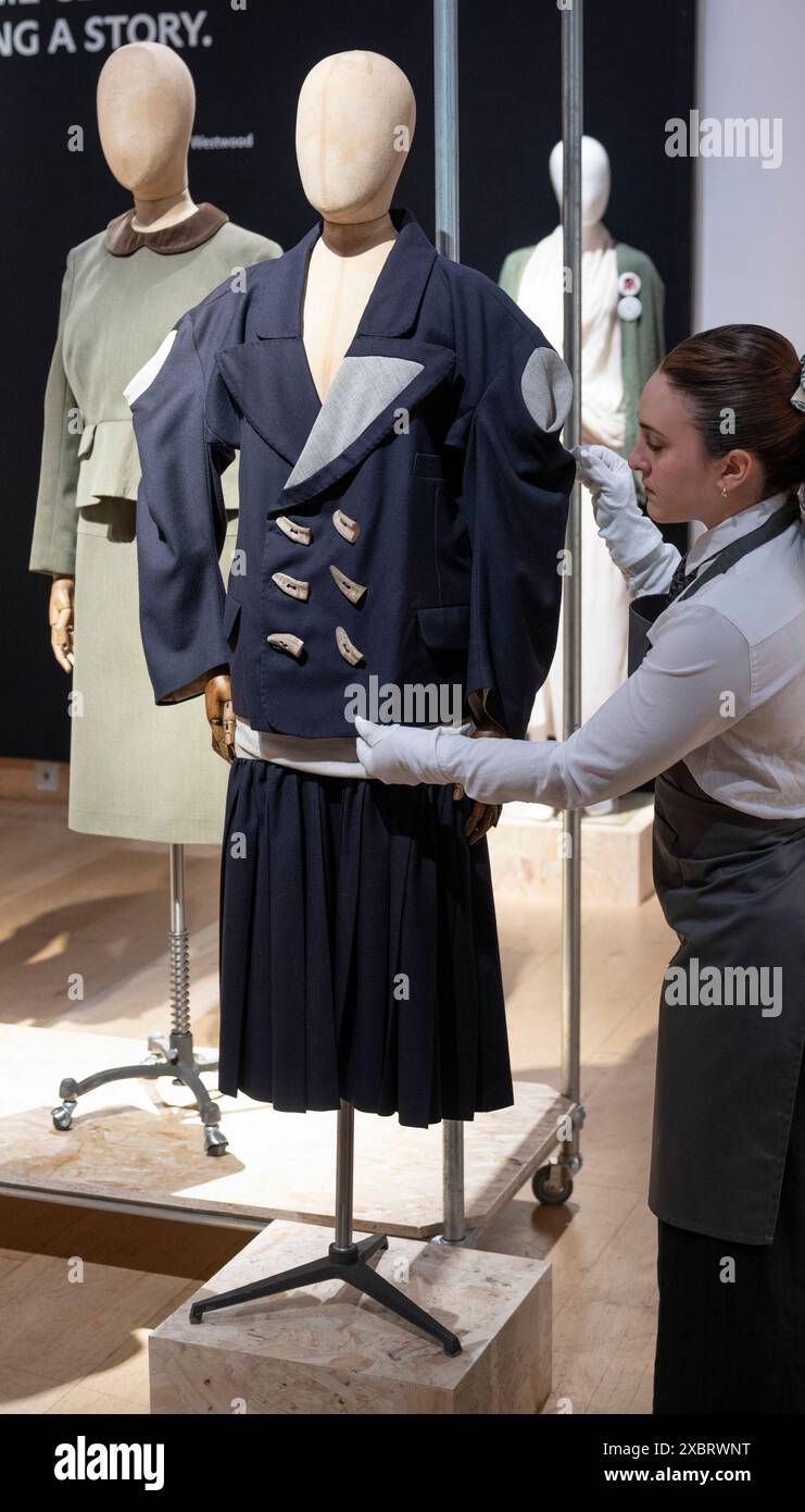 Christie's, Londra, Regno Unito. 13 giugno 2024. Anteprima stampa dei saldi Vivienne Westwood Collection, che si terrà il 14-28 giugno. La tenuta di Vivienne Westwood donerà il 100% del ricavato totale del martello ricevuto per la vendita del suo guardaroba personale, meno spese d'asta, da ripartire equamente tra tre enti di beneficenza. Immagine: WORLD'S END, "Witches" Collection, autunno-inverno 1983. Un set in serge blu navy a due pezzi, una giacca boxy a spalla quadrata con manici in corno di agnello; foderata in una coperta color crema; la gonna a pieghe con cintura allungata tubolare in Jersey color crema, con etichetta "World's End", Westwood & McLar Foto Stock