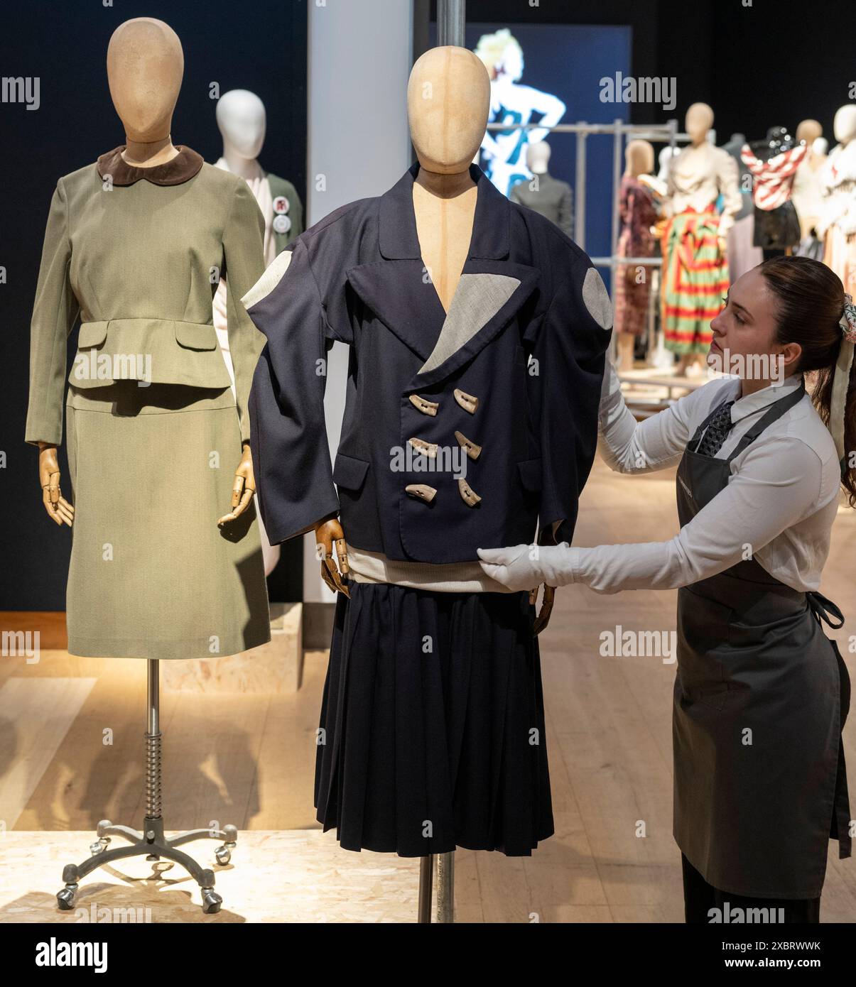 Christie's, Londra, Regno Unito. 13 giugno 2024. Anteprima stampa dei saldi Vivienne Westwood Collection, che si terrà il 14-28 giugno. La tenuta di Vivienne Westwood donerà il 100% del ricavato totale del martello ricevuto per la vendita del suo guardaroba personale, meno spese d'asta, da ripartire equamente tra tre enti di beneficenza. Immagine: WORLD'S END, "Witches" Collection, autunno-inverno 1983. Un set in serge blu navy a due pezzi, una giacca boxy a spalla quadrata con manici in corno di agnello; foderata in una coperta color crema; la gonna a pieghe con cintura allungata tubolare in Jersey color crema, con etichetta "World's End", Westwood & McLar Foto Stock