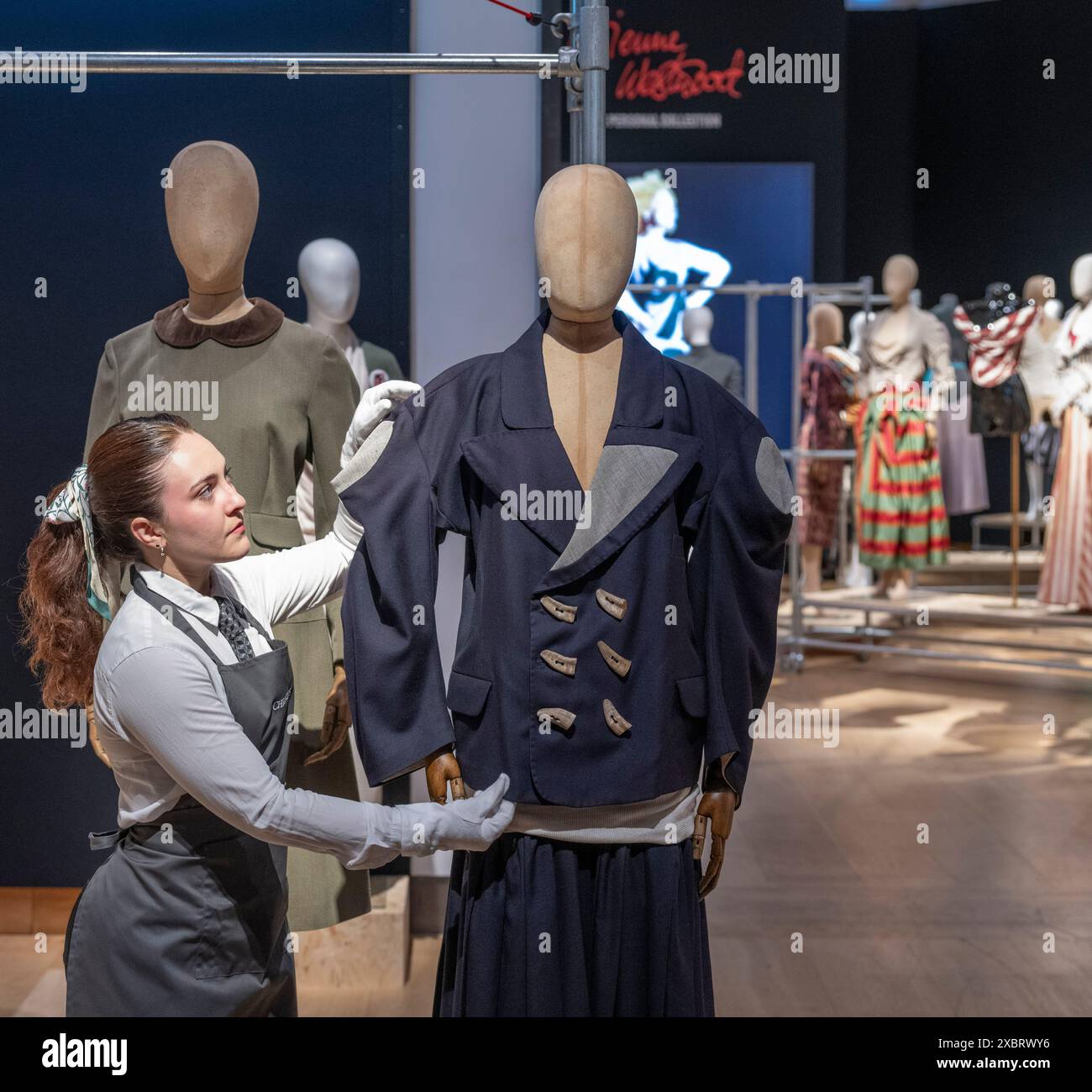 Christie's, Londra, Regno Unito. 13 giugno 2024. Anteprima stampa dei saldi Vivienne Westwood Collection, che si terrà il 14-28 giugno. La tenuta di Vivienne Westwood donerà il 100% del ricavato totale del martello ricevuto per la vendita del suo guardaroba personale, meno spese d'asta, da ripartire equamente tra tre enti di beneficenza. Immagine: WORLD'S END, "Witches" Collection, autunno-inverno 1983. Un set in serge blu navy a due pezzi, una giacca boxy a spalla quadrata con manici in corno di agnello; foderata in una coperta color crema; la gonna a pieghe con cintura allungata tubolare in Jersey color crema, con etichetta "World's End", Westwood & McLar Foto Stock