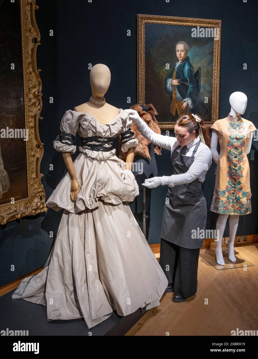 Christie's, Londra, Regno Unito. 13 giugno 2024. Anteprima stampa dei saldi Vivienne Westwood Collection, che si terrà il 14-28 giugno. La tenuta di Vivienne Westwood donerà il 100% del ricavato totale del martello ricevuto per la vendita del suo guardaroba personale, meno spese d'asta, da ripartire equamente tra tre enti di beneficenza. Immagine: Collezione Dressed to Scale, abito corsetto di Taffeta di seta di Taupe. Crediti: Malcolm Park/Alamy Live News Foto Stock