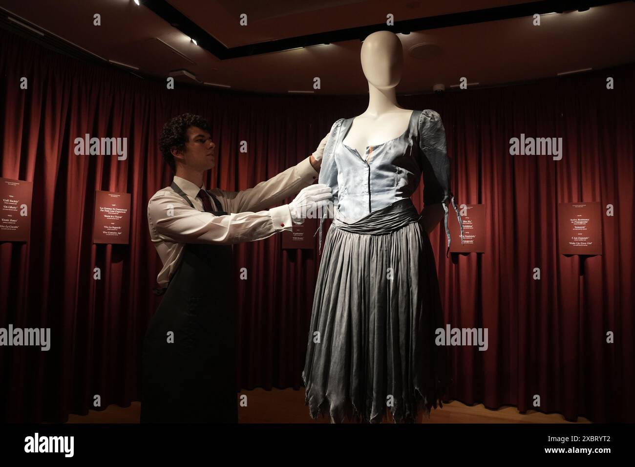 Un assistente di galleria adatta un abito cenerentola in raso blu ghiaccio, ispirato al costume da balletto. Da Vivienne Westwood, Gaia è l'unica Collezione,??? S/S 2011, (la vendita stimata è di 2.000 GBP ???) 3.000 GBP) durante un'anteprima presso la casa d'aste Christie's di Londra della loro vendita Vivienne Westwood The Personal Collection, che si estende per quarant'anni e offre oltre 200 lotti all'asta. Data foto: Giovedì 13 giugno 2024. Foto Stock