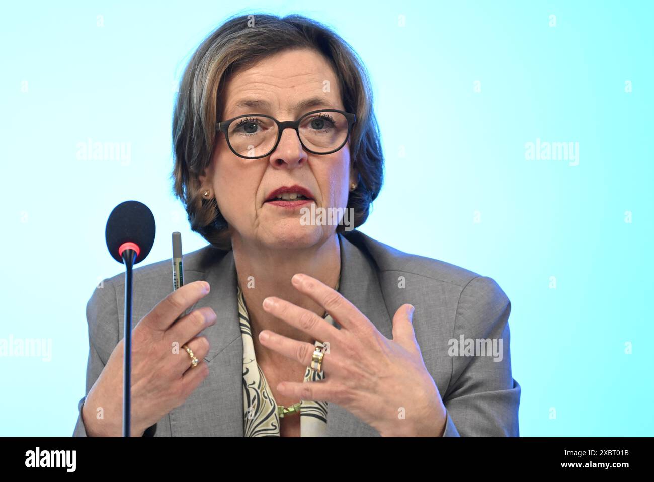 13 giugno 2024, Baden-Württemberg, Stoccarda: Beate Bube, presidente dell'Ufficio di Stato del Baden-Württemberg per la protezione della Costituzione, interviene al parlamento di stato alla presentazione della relazione del 2023 sulla protezione della Costituzione. Foto: Bernd Weißbrod/dpa Foto Stock