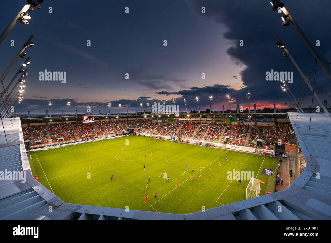 LUBIN, POLONIA - 20 MAGGIO 2024: Partita di calcio polacca PKO Ekstraklasa tra KGHM Zaglebie Lubin e LKS Lodz. Vista dal tetto sul campo. Foto Stock