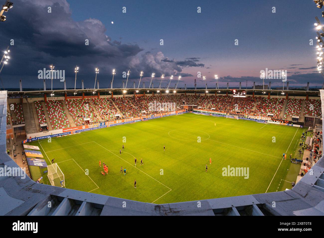 LUBIN, POLONIA - 20 MAGGIO 2024: Partita di calcio polacca PKO Ekstraklasa tra KGHM Zaglebie Lubin e LKS Lodz. Vista dal tetto sul campo. Foto Stock