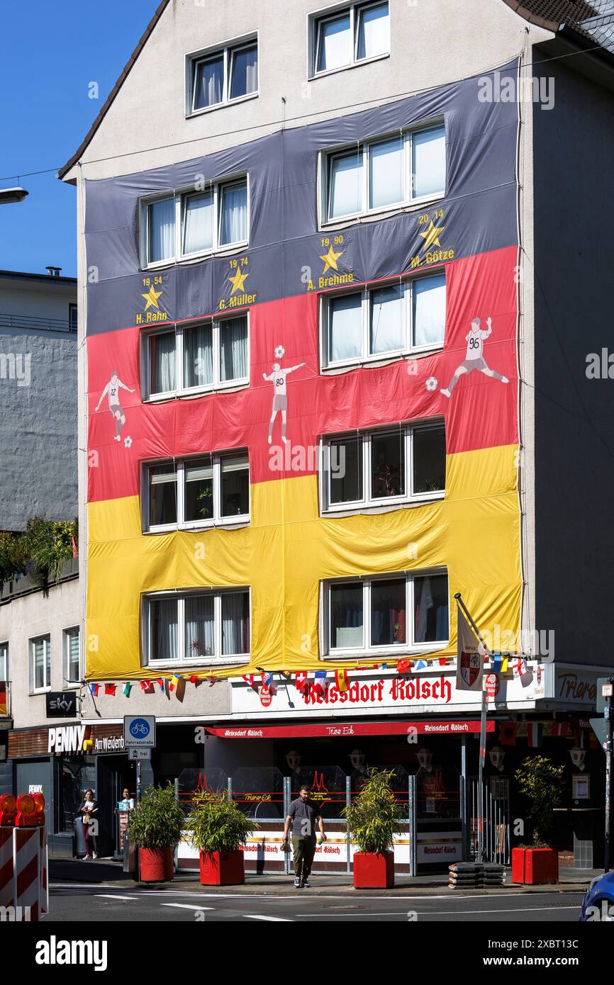 Con una grande casa coperta di bandiera tedesca in occasione del Campionato europeo di calcio UEFA 2024, Trierer Street, Colonia, Germania. grosser mit D Foto Stock