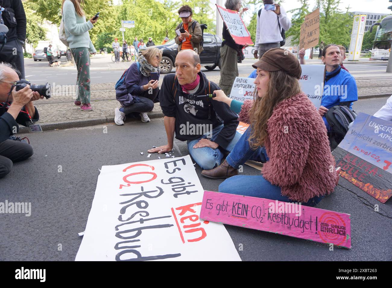 Berlino, Germania. 13 giugno 2024. Gli attivisti di Berlino hanno concluso uno sciopero della fame di 99 giorni il 13 giugno 2024 per costringere il governo federale del Cancelliere Olaf Scholz a riconoscere l'esistenza di una catastrofe climatica. Wolfgang Metzeler-Kick (nella foto), che non aveva accettato cibo solido per 92 giorni, poi si è bloccato sulla strada accompagnato da altri attivisti, Berlino, Germania. Crediti: Ales Zapotocky/CTK Photo/Alamy Live News Foto Stock