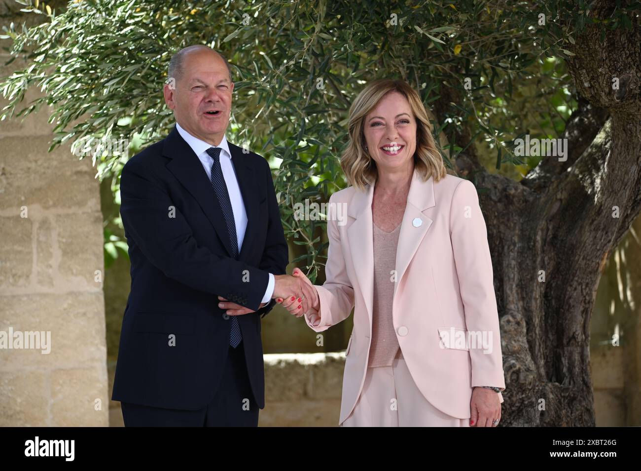 I capi di Stato del G7 Olaf Scholz e Georgia Meloni arrivano per un summit di tre giorni a Borgo Egnazia in Puglia, Italia, il 13 giugno 2024. Il Summit G7 inizia oggi mattina con i temi principali Africa, Gaza, Ucraina (foto di Aleksy Witwicki/Sipa USA) Foto Stock