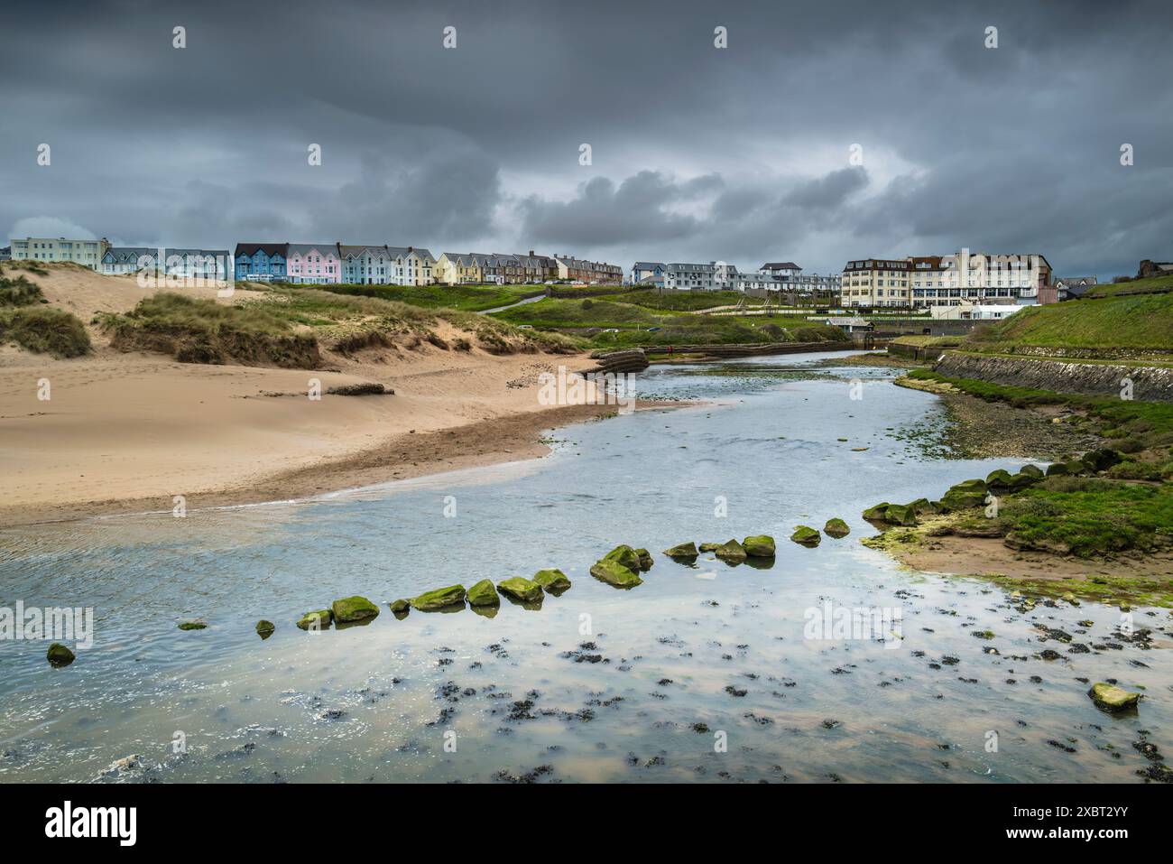 Il fiume NEET Strat si getta sul mare sulla costa di Bude in Cornovaglia nel Regno Unito. Foto Stock