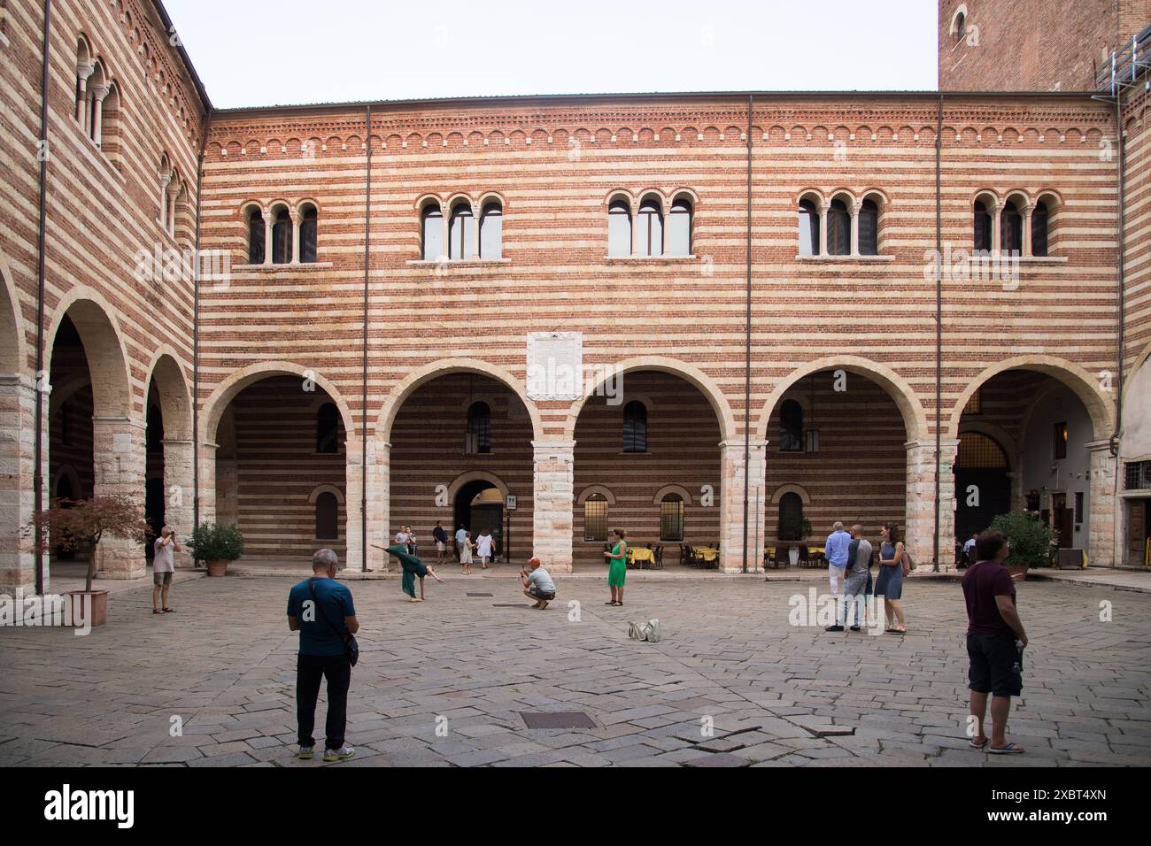 Cortile mercato Vecchio del romanico Palazzo della ragione o Palazzo del comune del XII secolo nel centro storico di Verona, provincia di Verona, V Foto Stock