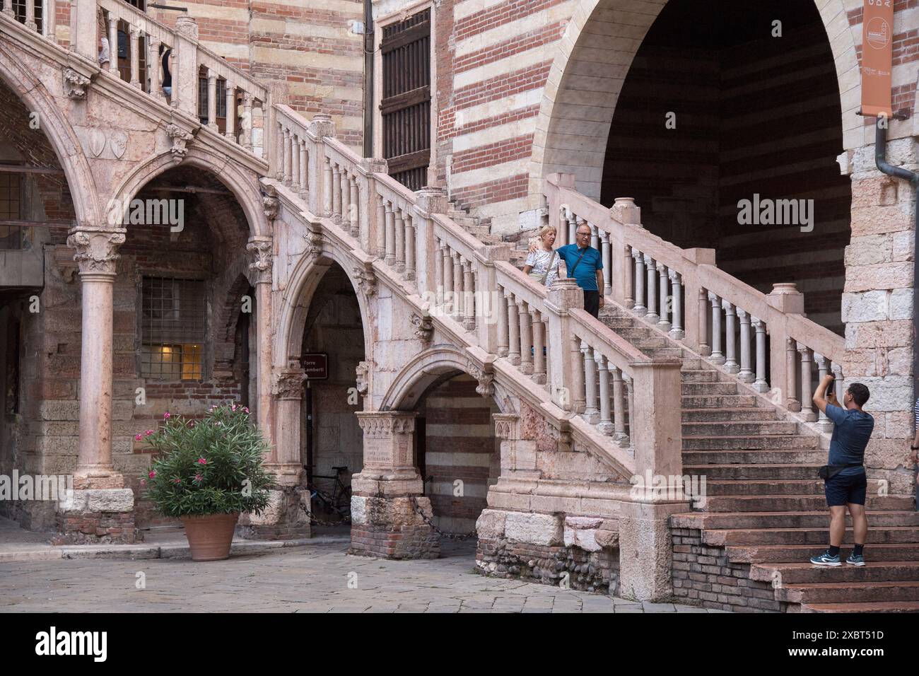 Tardo gotico e tardo rinascimentale Scala della ragione dal XV secolo sul cortile mercato Vecchio del romanico Palazzo della ragione Foto Stock