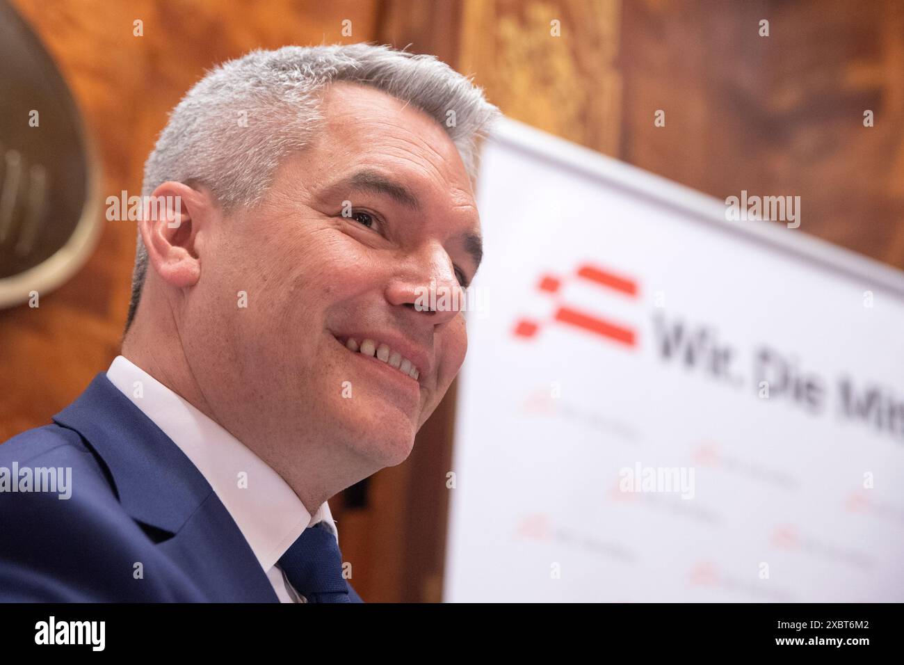 AUSTRIA; VIENNA; 20240613; presidente del partito federale del Partito popolare austriaco (OeVP) e cancelliere federale Karl Nehammer durante un "noi". La conferenza stampa di Middle' a Vienna il 13 giugno 2024. // Österreich; WIEN; 20240613; Bundesparteiobmann der Österreichischer Volkspartei (ÖVP) und Bundeskanzler Karl Nehammer während einer 'Wir. Die Mitte' Pressekonferenz a Wien AM 13. Juni 2024. - 20240613 PD4437 Foto Stock