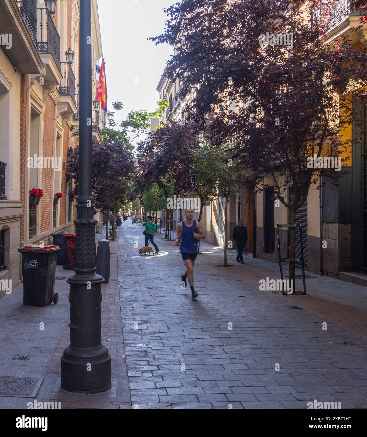 Jogger in calle de las Huertas, nel centro di Madrid, Spagna Foto Stock