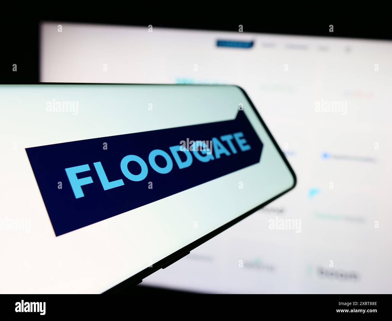Smartphone con logo della società americana di venture capital Floodgate Fund LP davanti al sito Web aziendale. Mettere a fuoco la parte centrale sinistra del display del telefono. Foto Stock