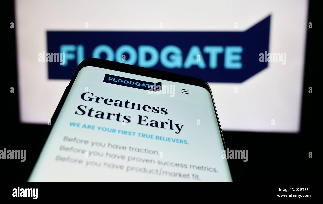 Telefono cellulare con pagina web della società di venture capital statunitense Floodgate Fund LP davanti al logo aziendale. Mettere a fuoco in alto a sinistra sul display del telefono. Foto Stock