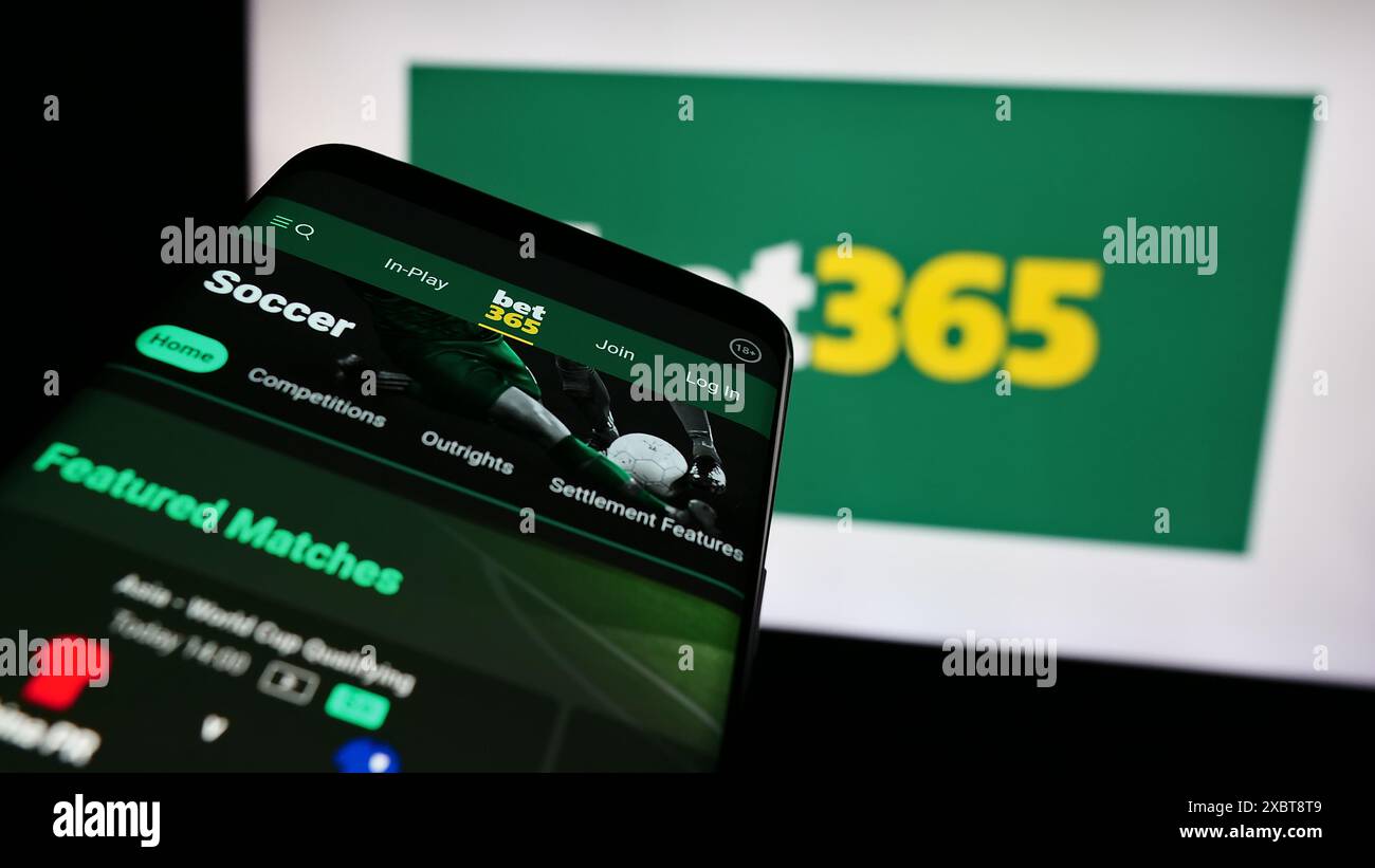 Telefono cellulare con sito web della società britannica di scommesse sportive Bet365 davanti al logo aziendale. Mettere a fuoco in alto a sinistra sul display del telefono. Foto Stock