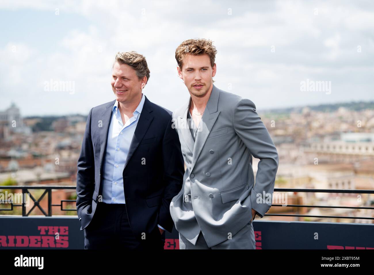 ROMA, ITALIA - 13 GIUGNO: Jeff Nichols e Austin Butler partecipano alla photocall oh "The Bikeriders" all'Hotel Hassler di Roma. (Foto: Giovanna Onofri) Foto Stock