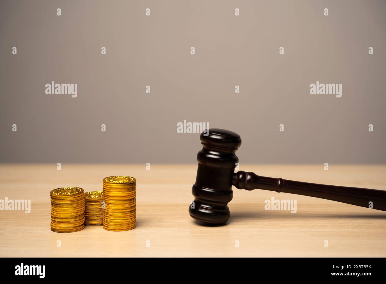 Il martelletto del giudice e la pila di monete. Contenzioso, risoluzione delle controversie, risoluzione dei conflitti di interesse. Concessione di una compensazione finanziaria morale. Giustizia, Rul Foto Stock