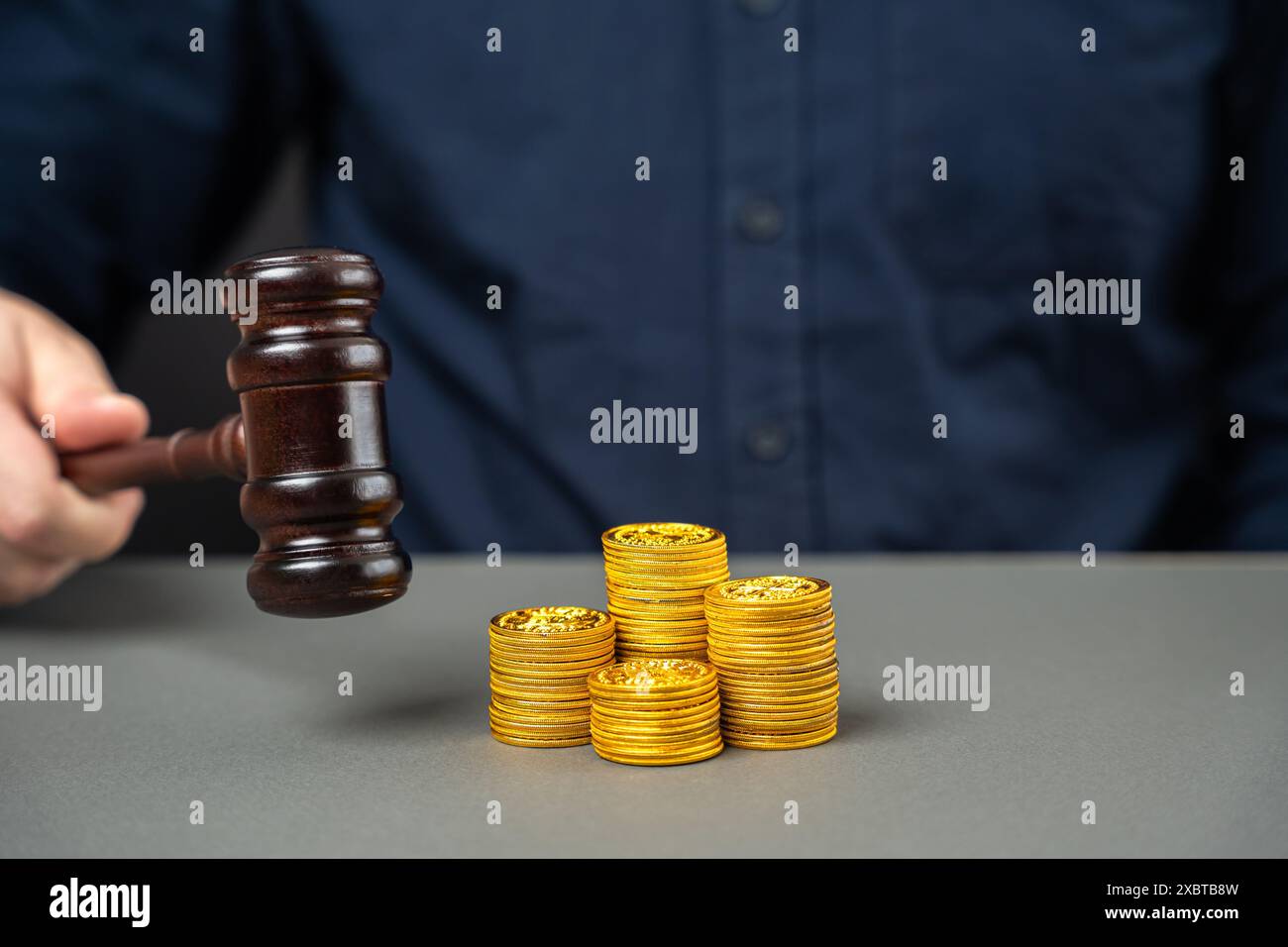 Il martelletto del giudice e la pila di monete. Contenzioso, risoluzione delle controversie, risoluzione dei conflitti di interesse. Concessione di una compensazione finanziaria morale. Giustizia, Rul Foto Stock