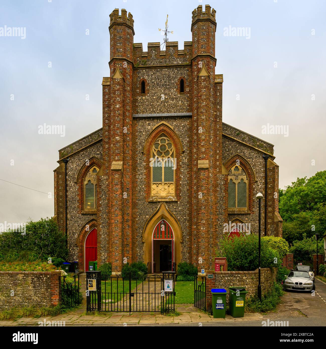 Elevazione anteriore della chiesa di St John sub Castro, Lewes, East Sussex, Inghilterra Foto Stock