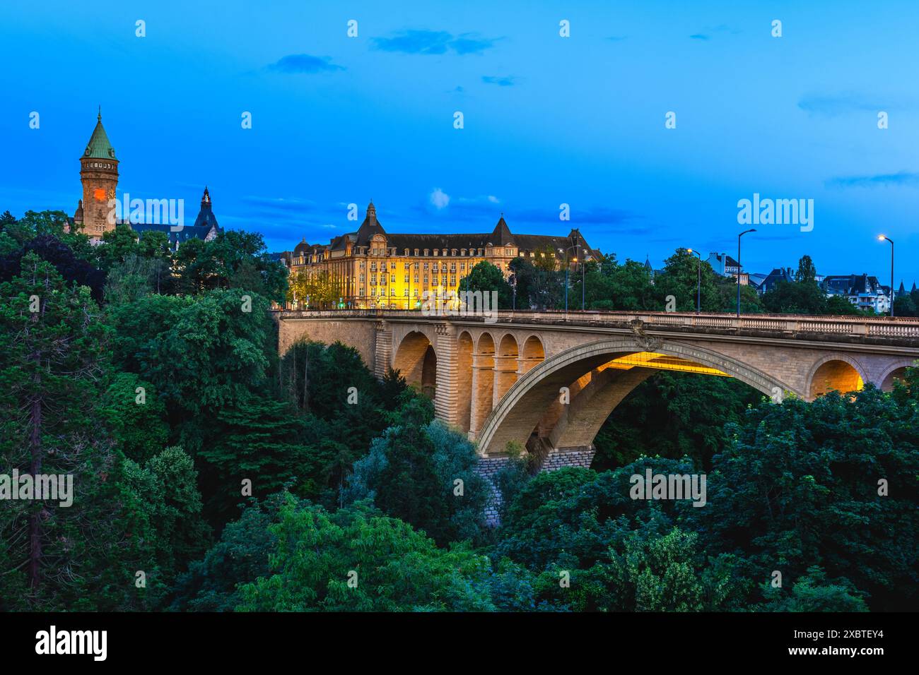 Scenario del Ponte Adolphe e della torre dell'orologio nella città di Lussemburgo, Lussemburgo Foto Stock
