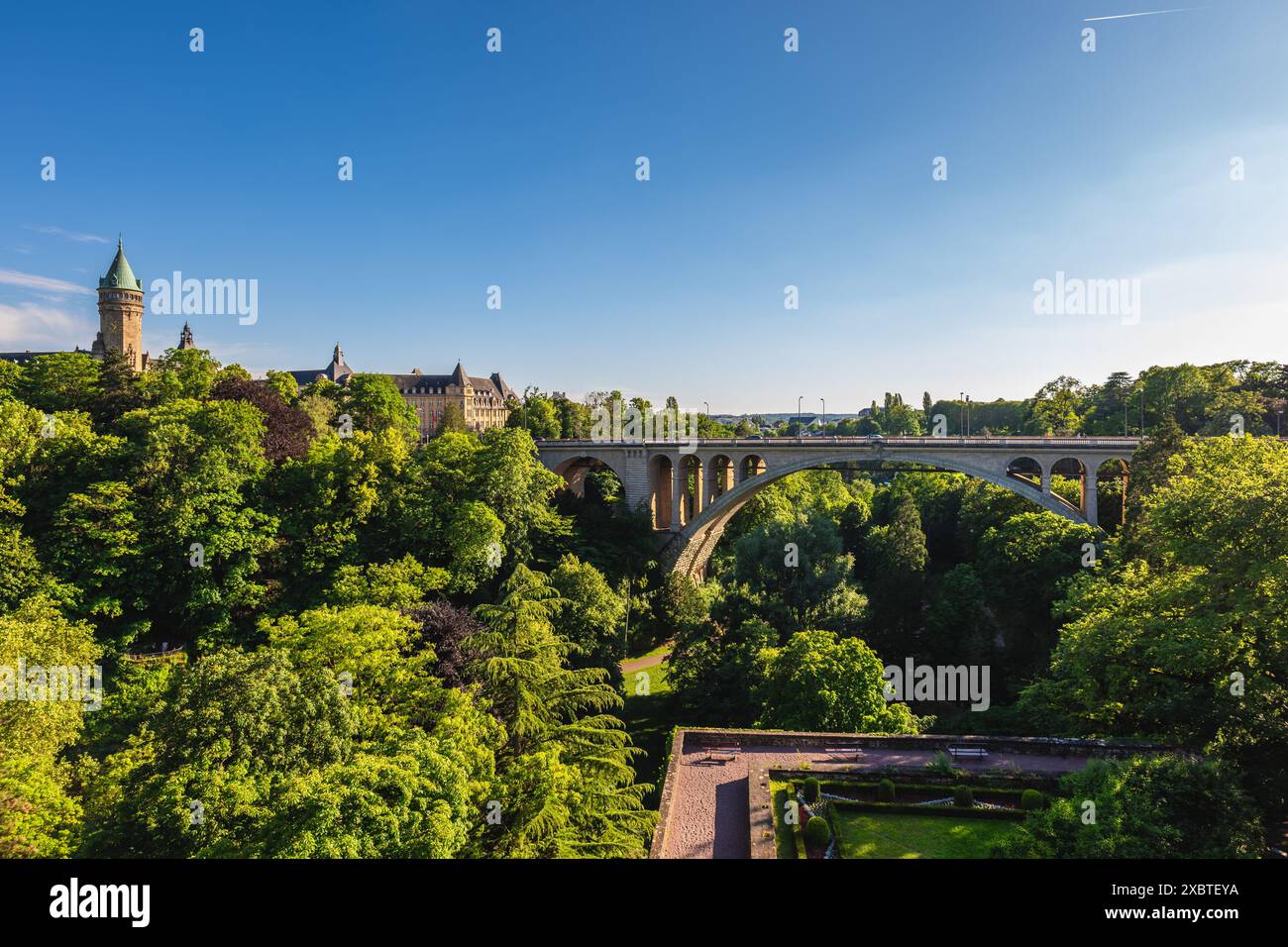 Scenario del Ponte Adolphe e della torre dell'orologio nella città di Lussemburgo, Lussemburgo Foto Stock