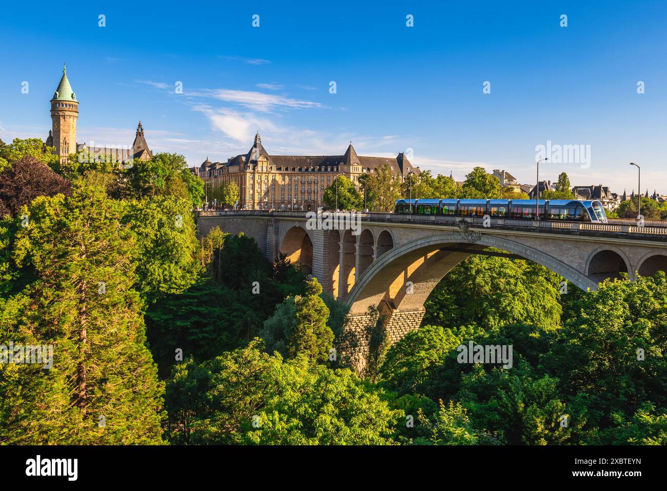 Scenario del Ponte Adolphe e della torre dell'orologio nella città di Lussemburgo, Lussemburgo Foto Stock
