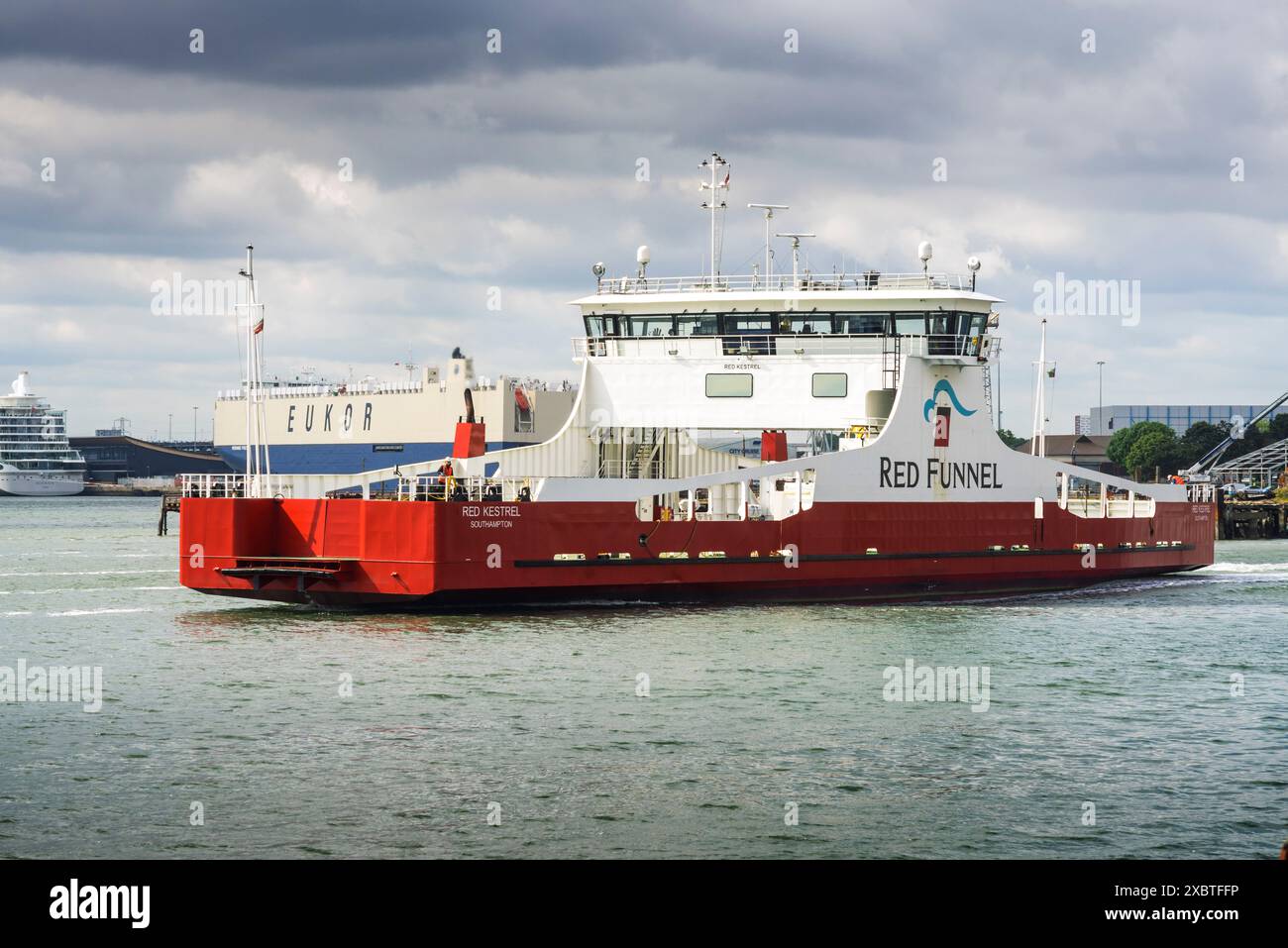 Traghetto Red Funnel Red Kestrel presso Southampton Docks Foto Stock