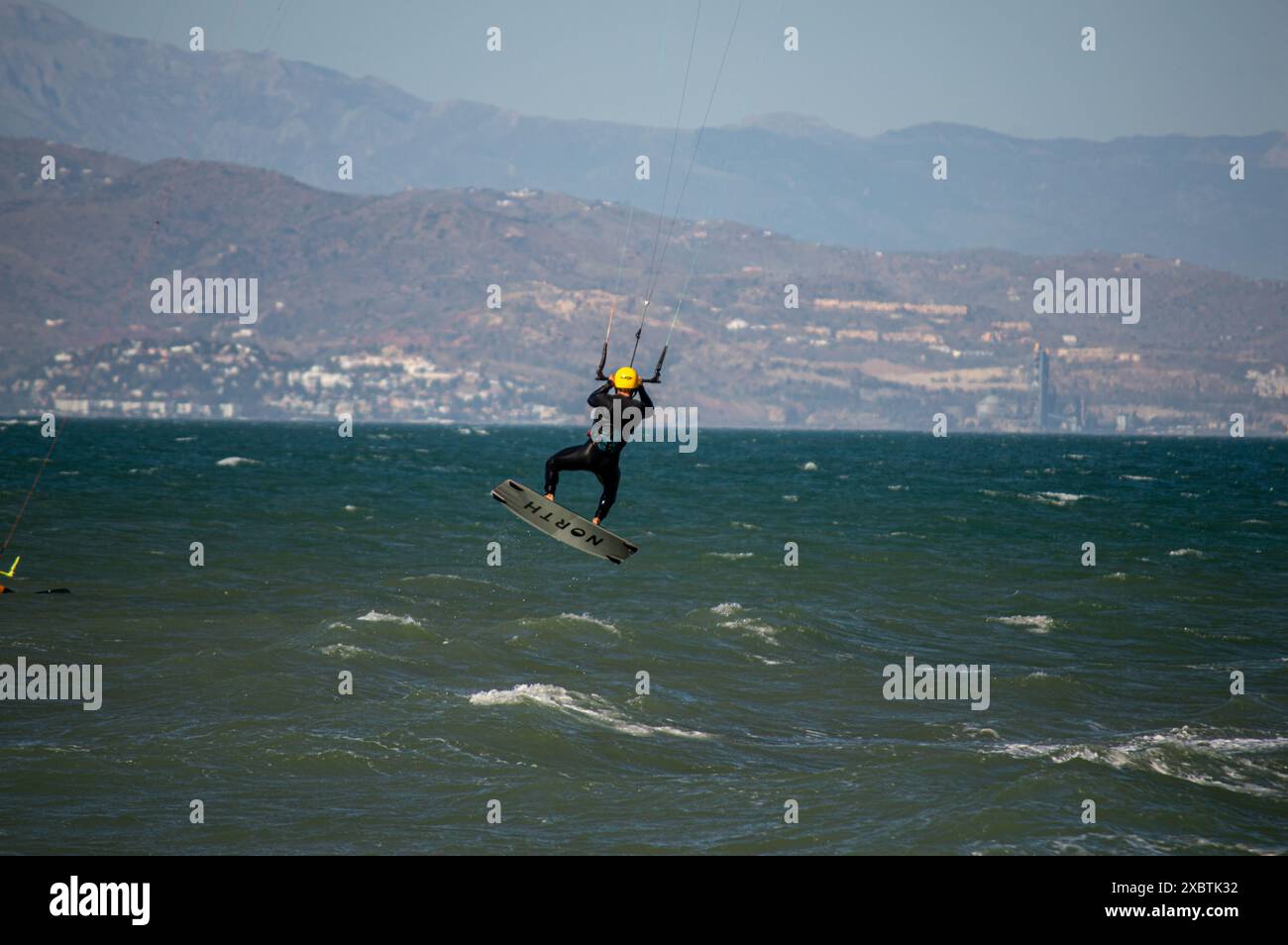 TORREMOLINOS, SPAGNA - 18 MAGGIO 2024: Surfers Riding Waves on the Beach a Torremolinos, Spagna, il 18 maggio 2024 Foto Stock