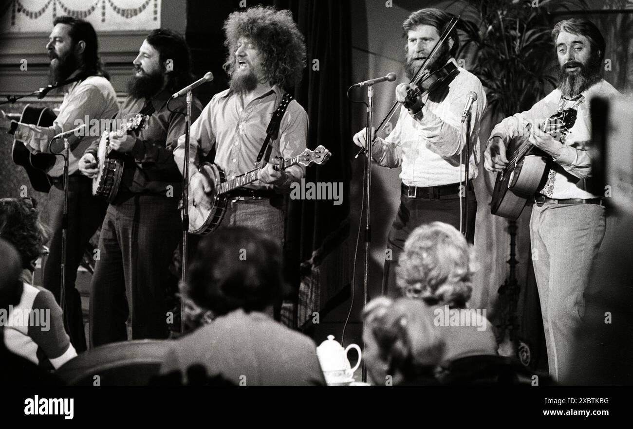IL gruppo di musica folk irlandese DUBLINERS durante le registrazioni televisive a Stoccolma. I membri del gruppo di sinistra Eamon Campbell, John Sheahan, Barne McKenna, Sean Cannon och Patsy Wetchorn Foto Stock