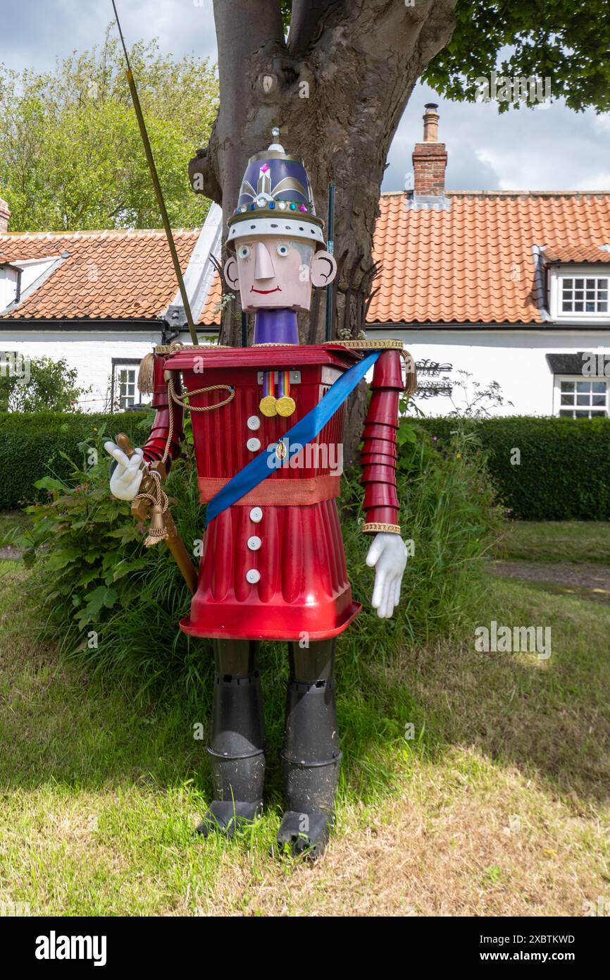 Flamborough Flowerpot Festival nel giugno 2024, evento di villaggio nell'East Riding dello Yorkshire, Inghilterra, Regno Unito. Re Carlo III personaggio modello Foto Stock