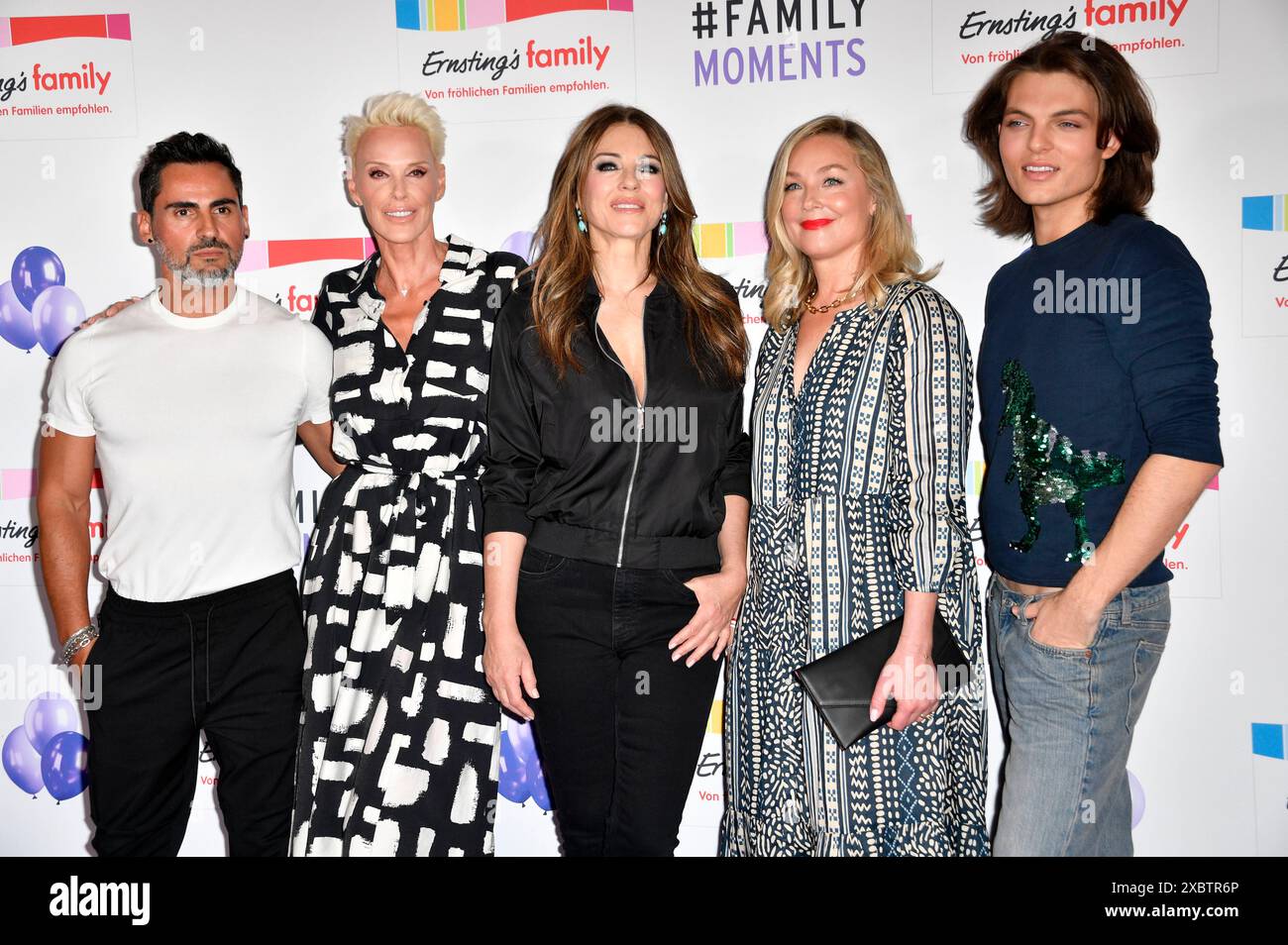 Mattia Dessi, Brigitte Nielsen, Elizabeth Hurley, Elisabeth Röhm e Damian Hurley bei der Ernsting's Family Fashion Show 2024 im Hotel Atlantic. Amburgo, 11.06.2024 Foto Stock