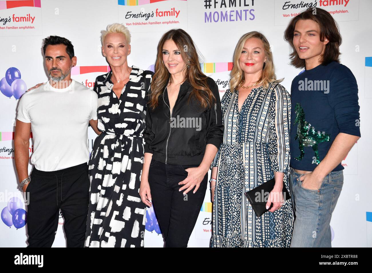Mattia Dessi, Brigitte Nielsen, Elizabeth Hurley, Elisabeth Röhm e Damian Hurley bei der Ernsting's Family Fashion Show 2024 im Hotel Atlantic. Amburgo, 11.06.2024 Foto Stock