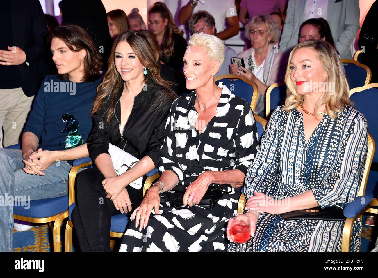 Damian Hurley, Elizabeth Hurley, Brigitte Nielsen e Elisabeth Röhm bei der Ernsting's Family Fashion Show 2024 im Hotel Atlantic. Amburgo, 11.06.2024 Foto Stock