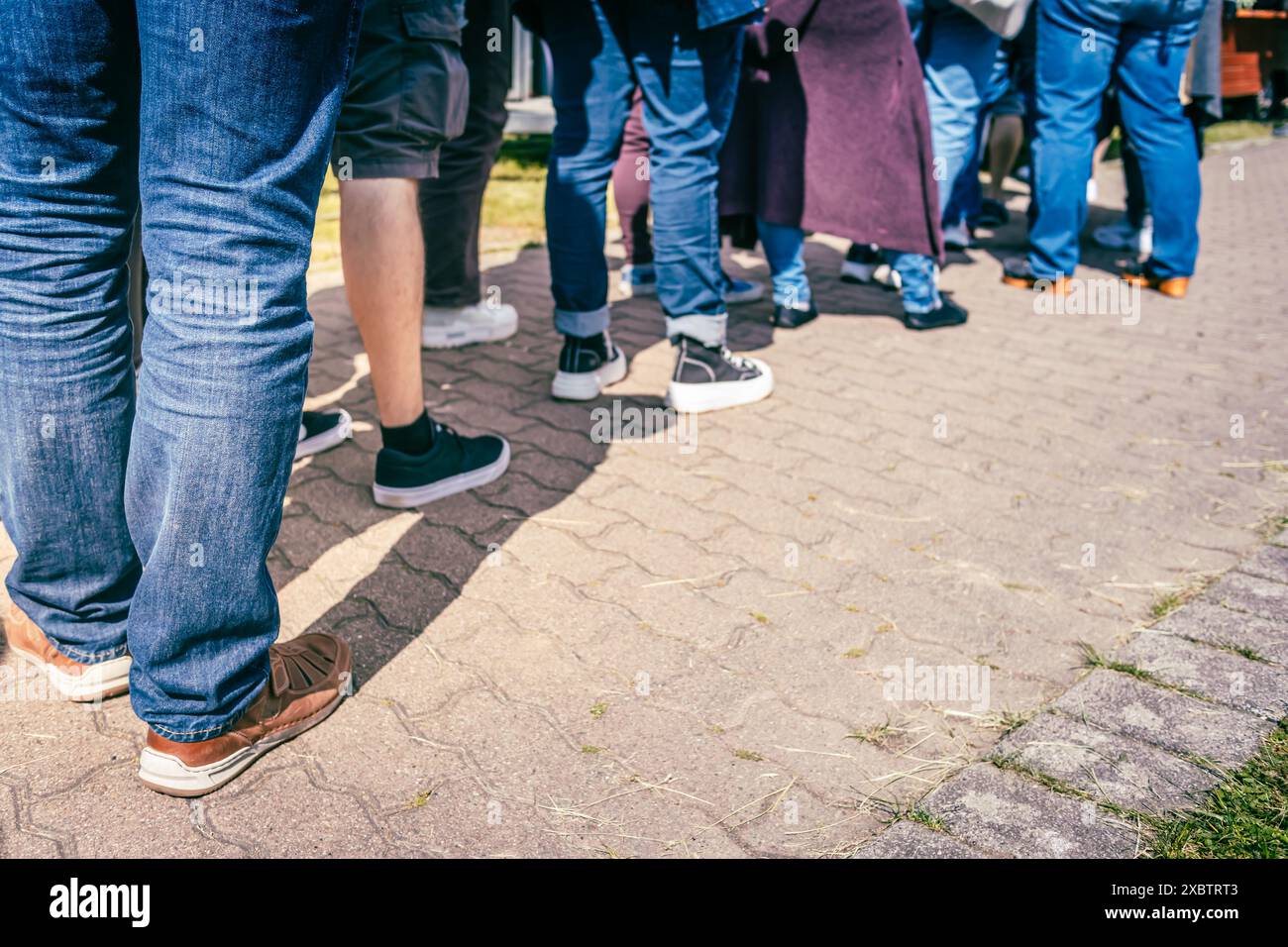 Lunga coda di persone in attesa in linea Foto Stock