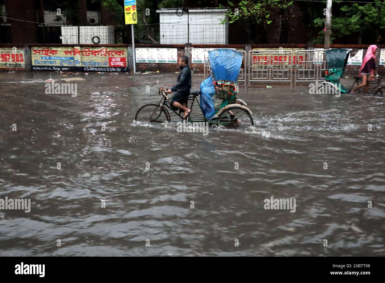 Dacca, Dacca, Bangladesh. 13 giugno 2024. Il traffico a Dhaka attraversa il disboscamento delle acque causato da piogge continue. (Immagine di credito: © Syed Mahabubul Kader/ZUMA Press Wire) SOLO PER USO EDITORIALE! Non per USO commerciale! Foto Stock