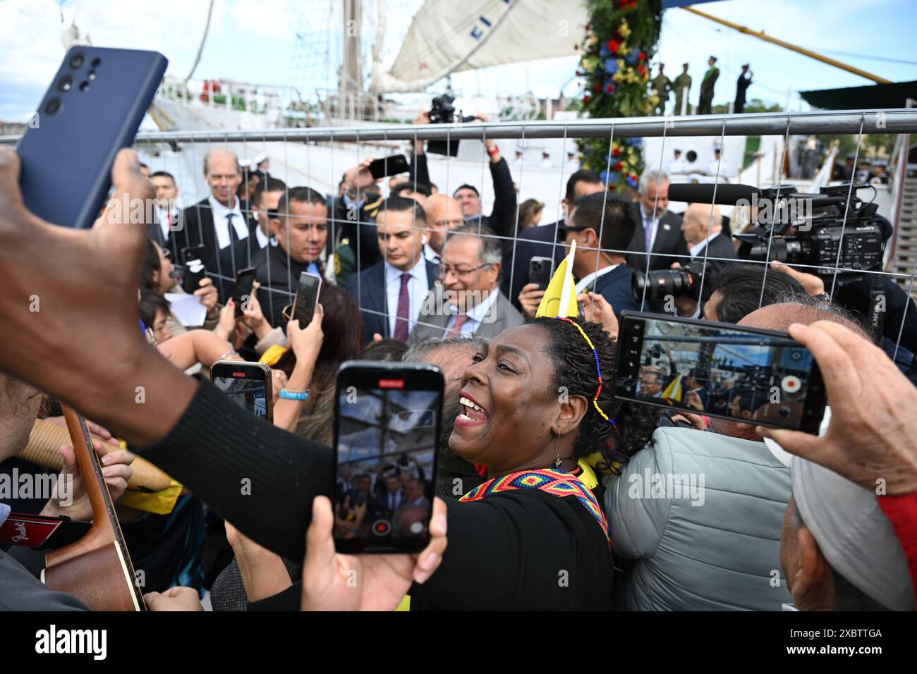 Stoccolma, Svezia. 13 giugno 2024. Il presidente colombiano Gustavo Petro a Stoccolma, Svezia, giovedì 13 giugno 2024. Ha incontrato il primo ministro svedese a bordo della nave ammiraglia della marina colombiana, l'ARC Gloria, attraccata a Skeppsbron durante la visita del presidente in Svezia, per discussioni bilaterali e ha firmato un partenariato bilaterale. Foto: Anders Wiklund/TT/codice 10040 credito: TT News Agency/Alamy Live News Foto Stock