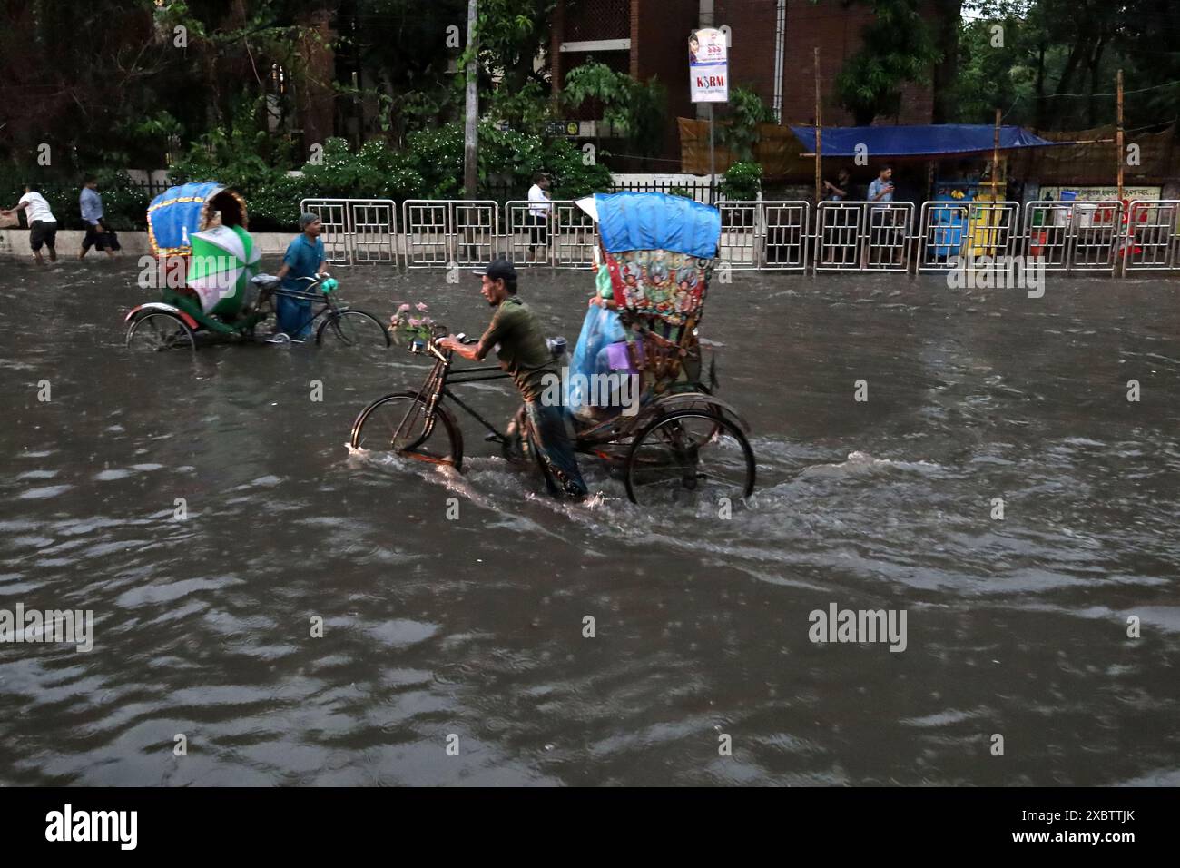 Dacca, Dacca, Bangladesh. 13 giugno 2024. Il traffico a Dhaka attraversa il disboscamento delle acque causato da piogge continue. (Immagine di credito: © Syed Mahabubul Kader/ZUMA Press Wire) SOLO PER USO EDITORIALE! Non per USO commerciale! Foto Stock