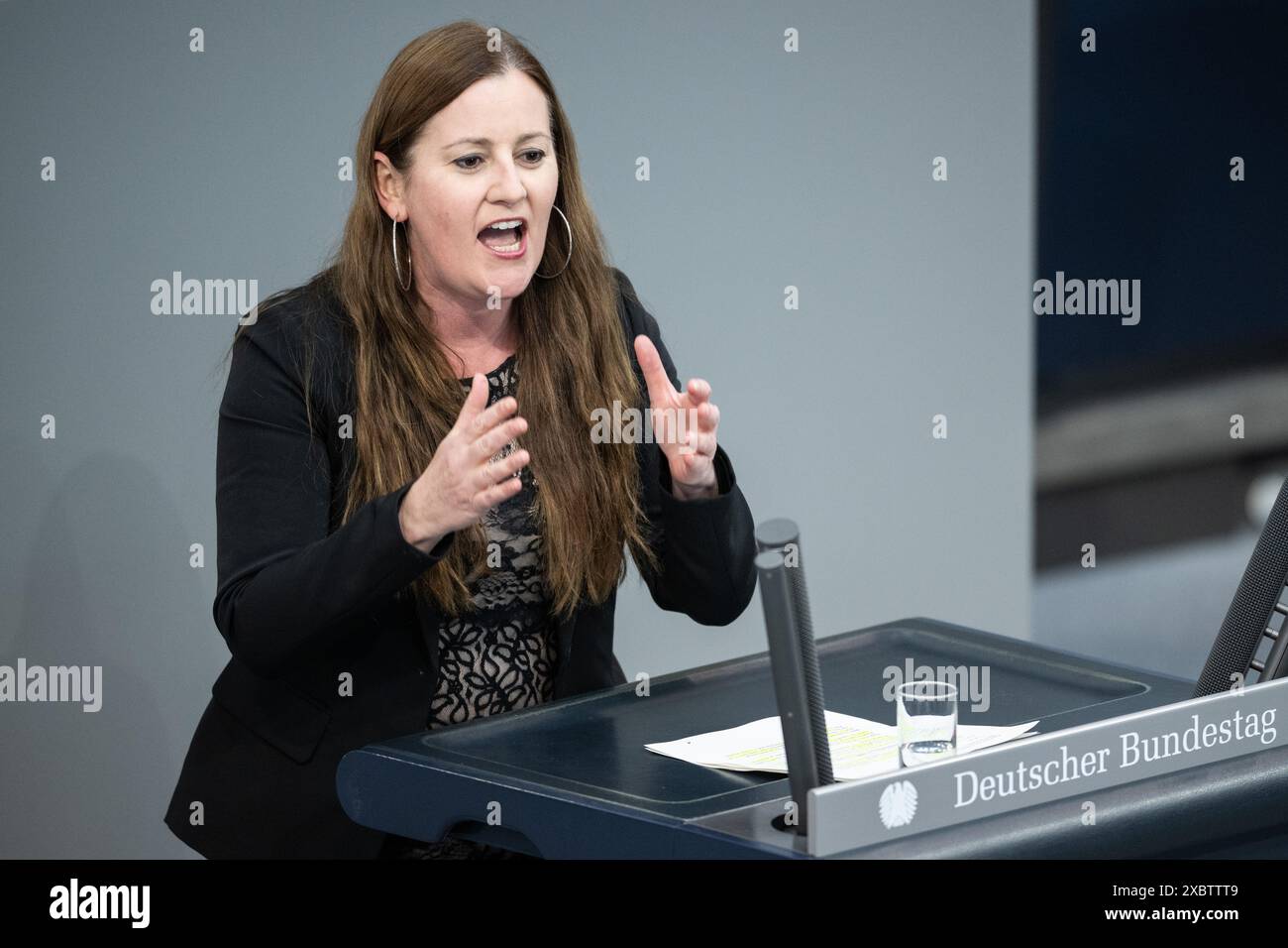 Berlino, Germania. 13 giugno 2024. Janine Wissler, leader del partito di sinistra, parla nel Bundestag. I temi principali della 175a sessione della 20a legislatura sono le modifiche alla legge federale sull'assistenza alla formazione (Bafög), una riforma della legge postale e le conseguenze dell'attacco di coltello a Mannheim. Crediti: Hannes P. Albert/dpa/Alamy Live News Foto Stock