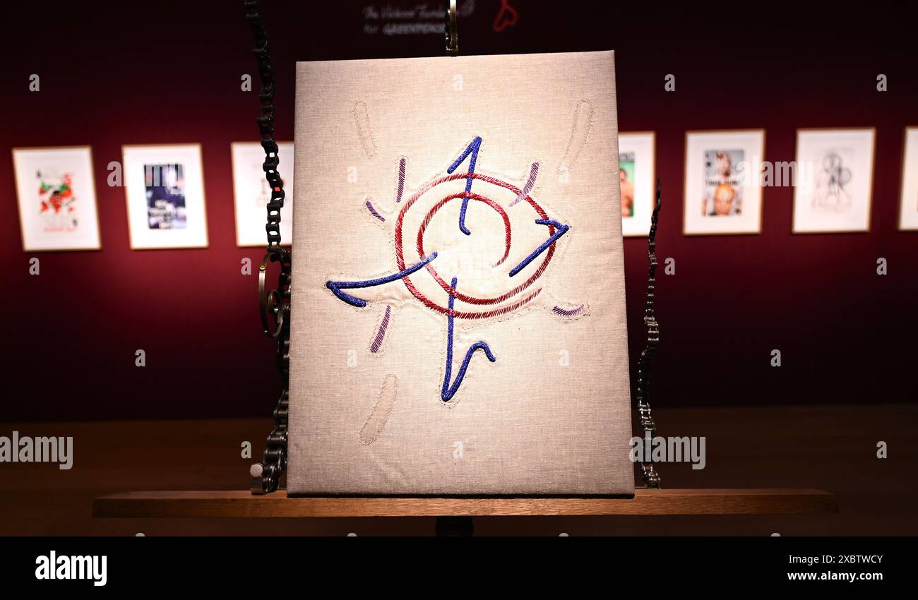 Dame Vivienne Westwood è riconosciuta a livello mondiale come una delle più influenti designer dei tempi moderni, stabilendo uno dei marchi di moda più importanti al mondo. Nell'arco di quarant'anni, verranno offerti oltre 200 lotti per le due vendite, ognuno dei quali rappresenta un momento significativo nella vita e nella carriera di Vivienne, con il primo sguardo che risale all'autunno/inverno 1983/84. Dal 14 al 24 giugno, presso la sede di Christie in King Street, Londra, si terrà una mostra pubblica gratuita che mostra Vivienne Westwood: The Personal Collection. Foto Stock