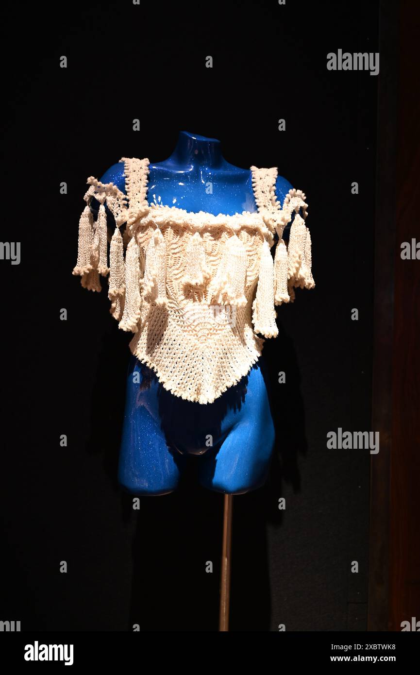 Dame Vivienne Westwood è riconosciuta a livello mondiale come una delle più influenti designer dei tempi moderni, stabilendo uno dei marchi di moda più importanti al mondo. Nell'arco di quarant'anni, verranno offerti oltre 200 lotti per le due vendite, ognuno dei quali rappresenta un momento significativo nella vita e nella carriera di Vivienne, con il primo sguardo che risale all'autunno/inverno 1983/84. Dal 14 al 24 giugno, presso la sede di Christie in King Street, Londra, si terrà una mostra pubblica gratuita che mostra Vivienne Westwood: The Personal Collection. Foto Stock