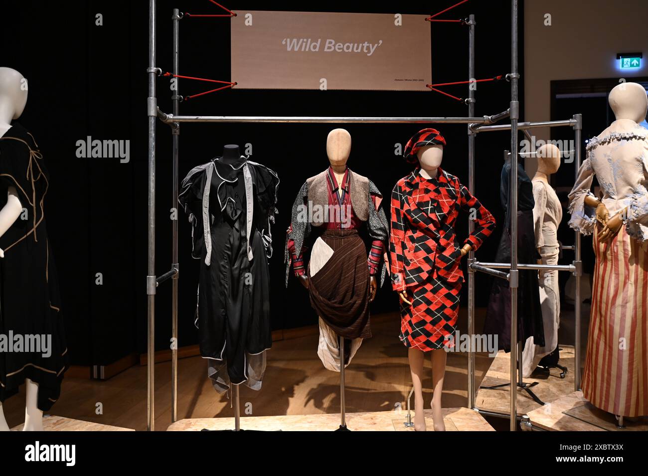 Dame Vivienne Westwood è riconosciuta a livello mondiale come una delle più influenti designer dei tempi moderni, stabilendo uno dei marchi di moda più importanti al mondo. Nell'arco di quarant'anni, verranno offerti oltre 200 lotti per le due vendite, ognuno dei quali rappresenta un momento significativo nella vita e nella carriera di Vivienne, con il primo sguardo che risale all'autunno/inverno 1983/84. Dal 14 al 24 giugno, presso la sede di Christie in King Street, Londra, si terrà una mostra pubblica gratuita che mostra Vivienne Westwood: The Personal Collection. Foto Stock