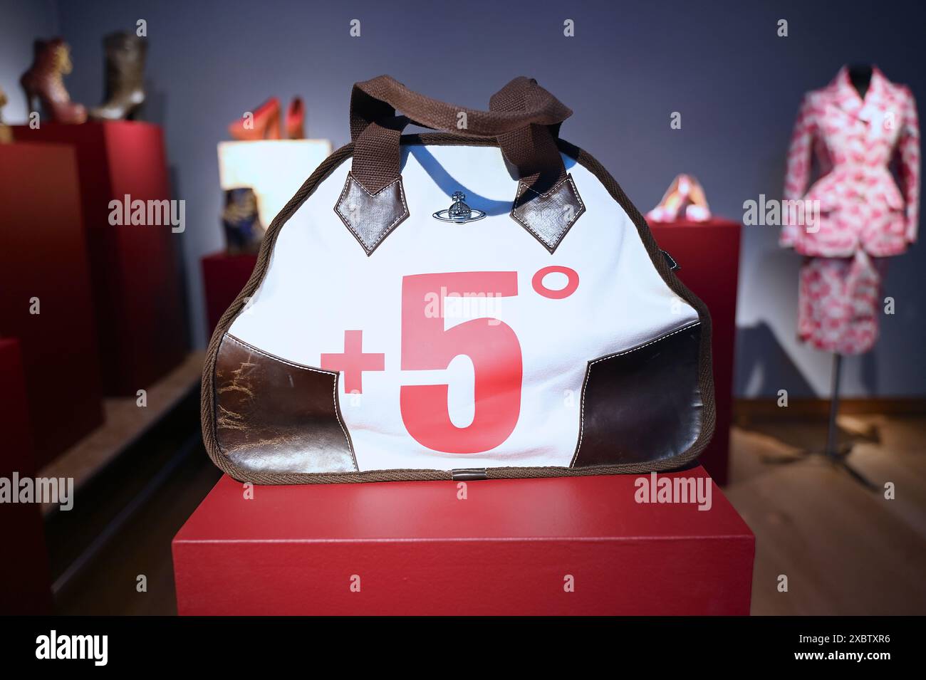 Dame Vivienne Westwood è riconosciuta a livello mondiale come una delle più influenti designer dei tempi moderni, stabilendo uno dei marchi di moda più importanti al mondo. Nell'arco di quarant'anni, verranno offerti oltre 200 lotti per le due vendite, ognuno dei quali rappresenta un momento significativo nella vita e nella carriera di Vivienne, con il primo sguardo che risale all'autunno/inverno 1983/84. Dal 14 al 24 giugno, presso la sede di Christie in King Street, Londra, si terrà una mostra pubblica gratuita che mostra Vivienne Westwood: The Personal Collection. Foto Stock