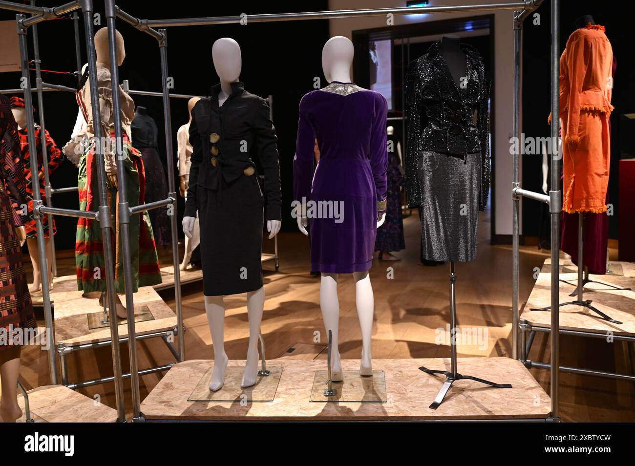 Dame Vivienne Westwood è riconosciuta a livello mondiale come una delle più influenti designer dei tempi moderni, stabilendo uno dei marchi di moda più importanti al mondo. Nell'arco di quarant'anni, verranno offerti oltre 200 lotti per le due vendite, ognuno dei quali rappresenta un momento significativo nella vita e nella carriera di Vivienne, con il primo sguardo che risale all'autunno/inverno 1983/84. Dal 14 al 24 giugno, presso la sede di Christie in King Street, Londra, si terrà una mostra pubblica gratuita che mostra Vivienne Westwood: The Personal Collection. Foto Stock