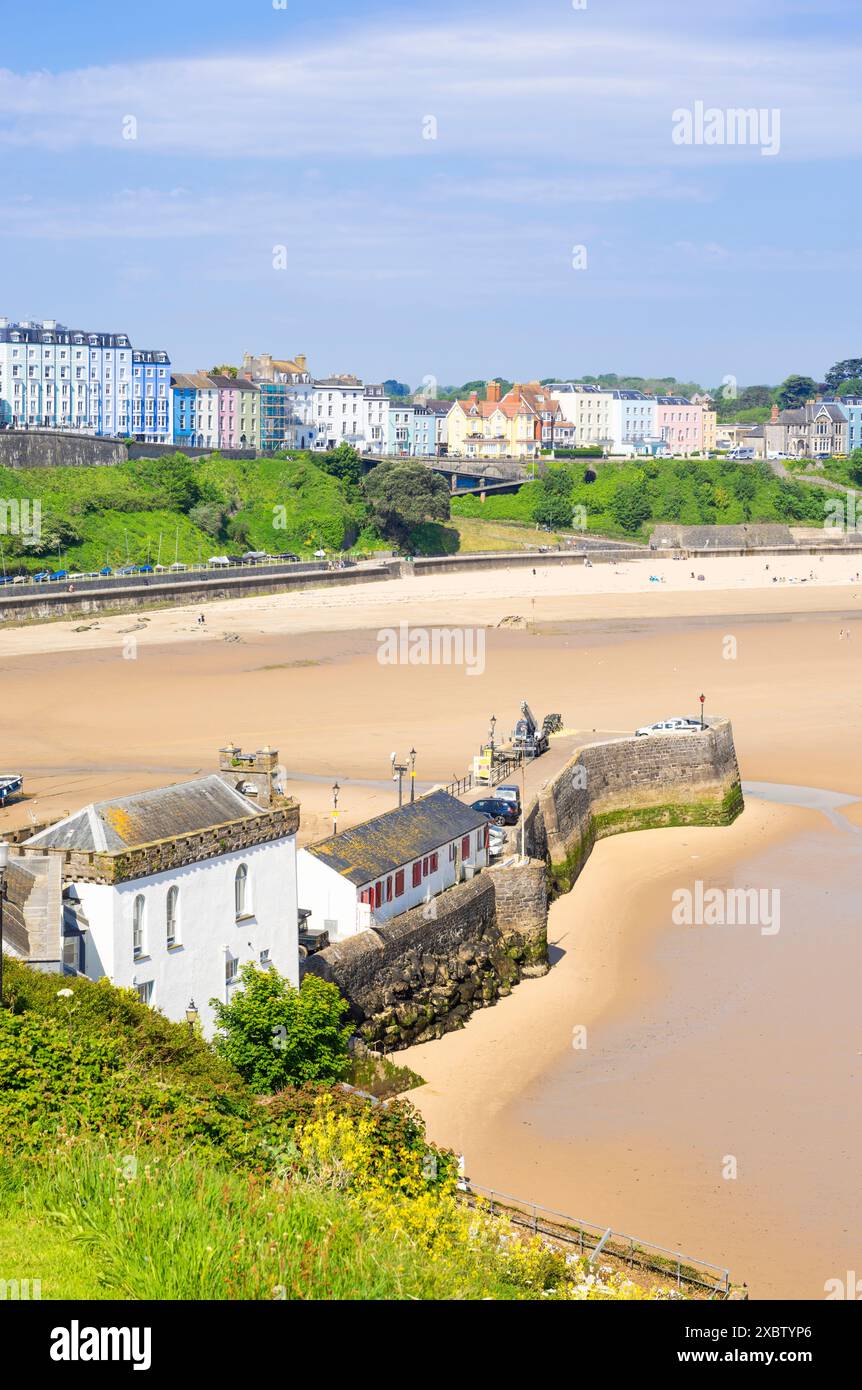 Tenby Harbour e le case colorate e gli hotel sopra la spiaggia di Tenby North nella baia di Carmarthan Pembrokeshire Galles occidentale Regno Unito Europa Foto Stock