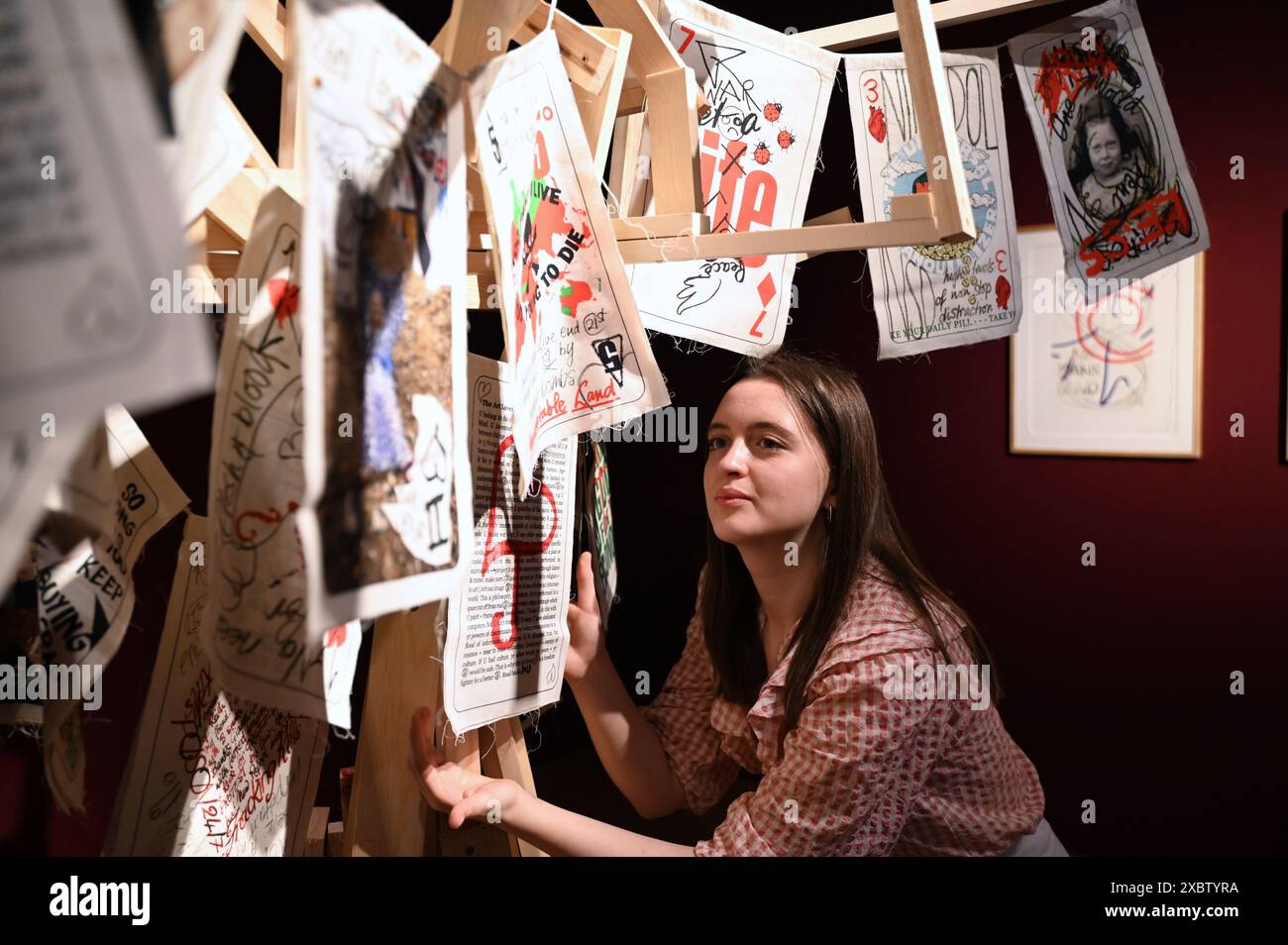 Dame Vivienne Westwood è riconosciuta a livello mondiale come una delle più influenti designer dei tempi moderni, stabilendo uno dei marchi di moda più importanti al mondo. Nell'arco di quarant'anni, verranno offerti oltre 200 lotti per le due vendite, ognuno dei quali rappresenta un momento significativo nella vita e nella carriera di Vivienne, con il primo sguardo che risale all'autunno/inverno 1983/84. Dal 14 al 24 giugno, presso la sede di Christie in King Street, Londra, si terrà una mostra pubblica gratuita che mostra Vivienne Westwood: The Personal Collection. Foto Stock