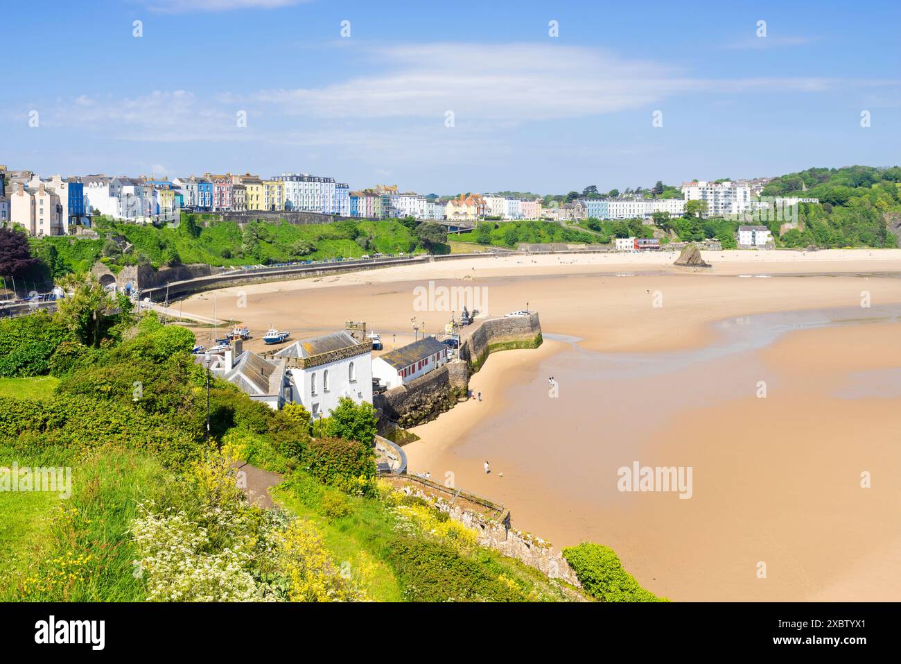 Tenby Harbour e le case colorate e gli hotel sopra la spiaggia di Tenby North nella baia di Carmarthan Pembrokeshire Galles occidentale Regno Unito Europa Foto Stock