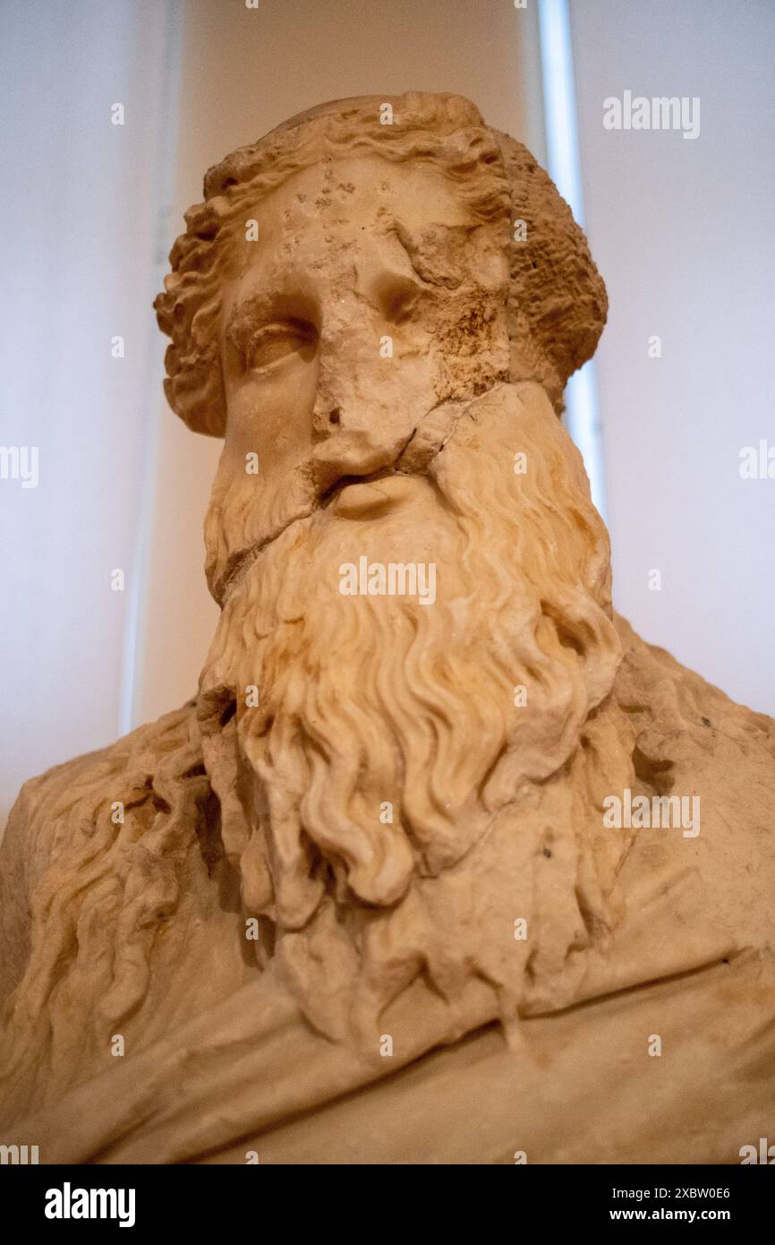 Antica statua in marmo bianco di Poseidone, dio del mare nella mitologia greca, presso il Museo Archeologico Nazionale, che ha uno dei più grandi collec Foto Stock